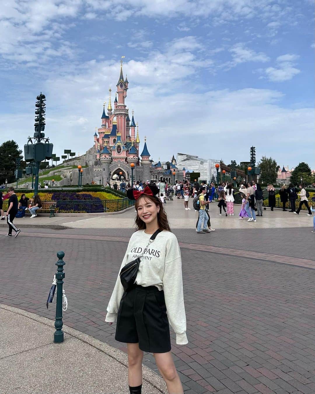 YUKIKOのインスタグラム：「. Disneyland Paris 🇫🇷🐭🎀 雰囲気も可愛くてパレードにも癒された🤍 ハイパースペースマウンテンに乗ったんだけど ハイパーが付いてて納得の激しさだった🤣🤣 めっちゃ怖面白かった🤣✨  Disneyコーデは @cheme.official のトレーナーを 色違いで着たよ🫶🏻♥️  #disneyland #disneylandparis #paris #ディズニーランド #ディズニーランドパリ #パリ #フランス #ヨーロッパ周遊」