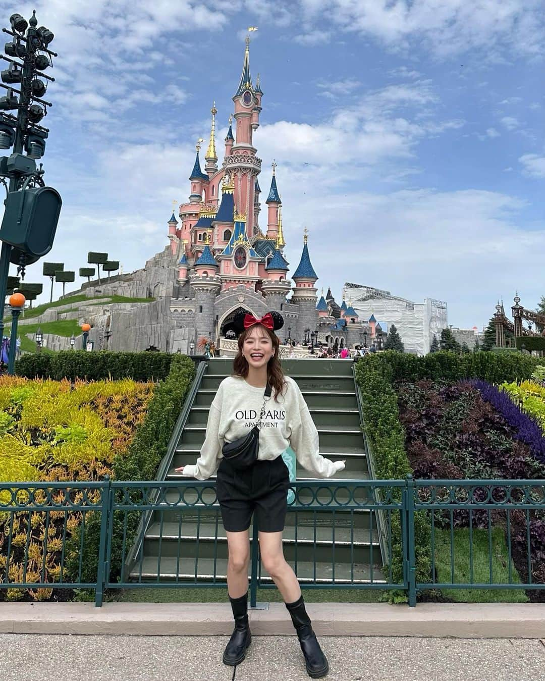 YUKIKOさんのインスタグラム写真 - (YUKIKOInstagram)「. Disneyland Paris 🇫🇷🐭🎀 雰囲気も可愛くてパレードにも癒された🤍 ハイパースペースマウンテンに乗ったんだけど ハイパーが付いてて納得の激しさだった🤣🤣 めっちゃ怖面白かった🤣✨  Disneyコーデは @cheme.official のトレーナーを 色違いで着たよ🫶🏻♥️  #disneyland #disneylandparis #paris #ディズニーランド #ディズニーランドパリ #パリ #フランス #ヨーロッパ周遊」10月30日 21時01分 - 128yukinco