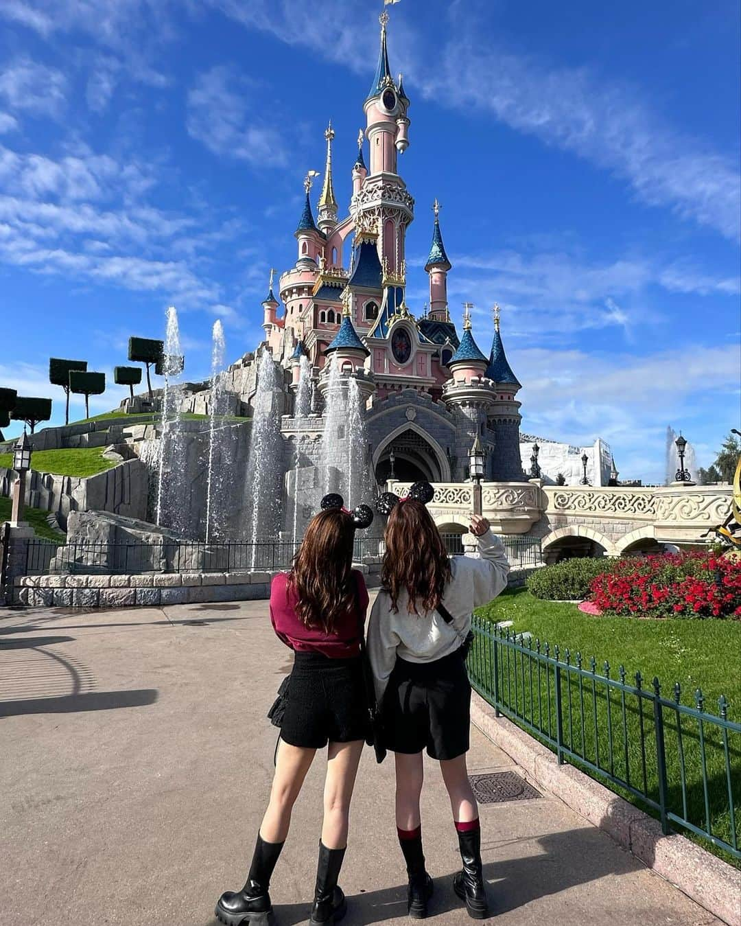 YUKIKOさんのインスタグラム写真 - (YUKIKOInstagram)「. Disneyland Paris 🇫🇷🐭🎀 雰囲気も可愛くてパレードにも癒された🤍 ハイパースペースマウンテンに乗ったんだけど ハイパーが付いてて納得の激しさだった🤣🤣 めっちゃ怖面白かった🤣✨  Disneyコーデは @cheme.official のトレーナーを 色違いで着たよ🫶🏻♥️  #disneyland #disneylandparis #paris #ディズニーランド #ディズニーランドパリ #パリ #フランス #ヨーロッパ周遊」10月30日 21時01分 - 128yukinco