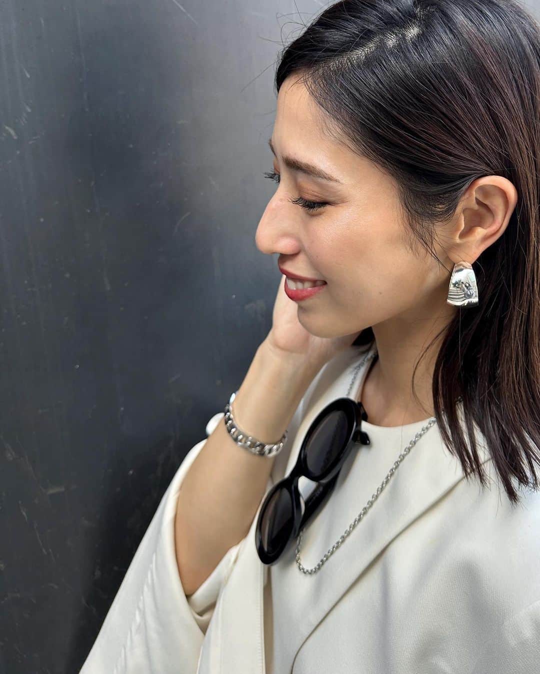 のインスタグラム：「.最近のお肌事情🥺  季節の変わり目か、 やっぱりお肌が急激に乾燥してしまい、 夏にあったお肌の潤いがどこへやら な状態で夕方にはお顔がカピカピ、、、😭😭  そんな中でもどうにかして ツヤを取り戻そうと通い続けている @salon_de_reve_ さんで、 水玉リフティングをしてきたけど、 やっぱりここに行くとお肌の内側から 水分補給できてツヤが取り戻せるの💎  この前は、スキンケアの見直しをおすすめされて、 今までは夏だからビタミンCだとかレチノールで 対応していたけど、最近はヒアルロン酸や、 セラミドに注目してねとのことだったので、 今必死でスキンケア見直し中🥺  あともう一つ、 月に一度メンテナンスをお願いしている @tokyo_hills_clinic さん ここでは、 ピーリング、美肌トリートメント、スピンドルトーニングの フルコースでお願いしてます💎 (今回はついでに肩ボトックスも追加でお願いしました💡)  スピンドルトーニングが結構良くて、 最近シミが減ってきた気がして嬉しい❣️  こんな感じで、 この2つは定期的に行うようにしているかなぁ。 あと鍼とかも通ってるけど、 どれも通える時にって感じです✨」