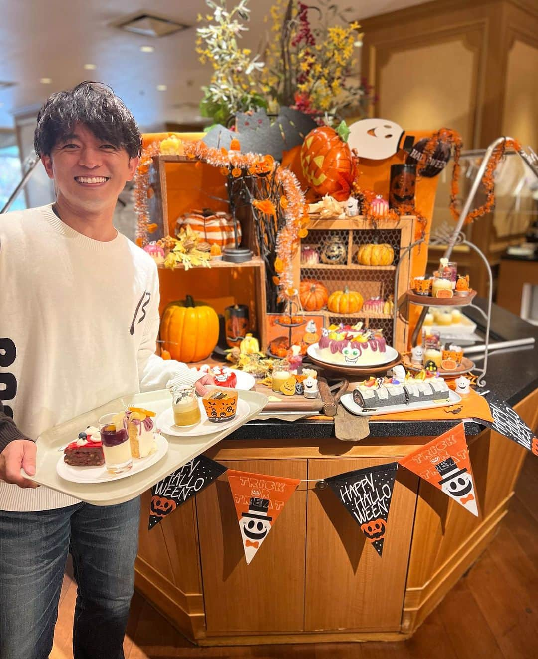 工藤淳之介のインスタグラム：「ホテルのハロウィンビュッフェに🎃👻 血糖値とテンション爆上がり。スイーツは頑張って1種類ずつ食べたけど限界を感じますね😋 結局1番食べたのは9枚目のハンバーグ（4個）  #ハロウィンビュッフェ #ハロウィーン #ハロウィーンパーティー #カボチャ #ケーキ #チョコレート #新潟グルメ #新潟ランチ #新潟スイーツ #bsn #アナウンサー #スイーツ巡り #スイーツ #スイーツ好き #工藤淳之介」