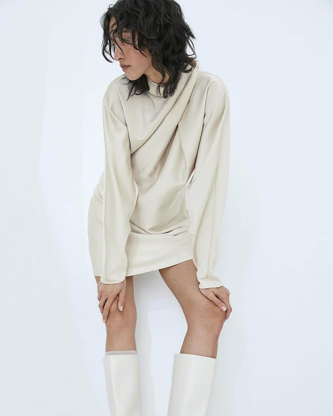 H&Mさんのインスタグラム写真 - (H&MInstagram)「The mini dress and knee-highs look. #HM」10月30日 21時03分 - hm