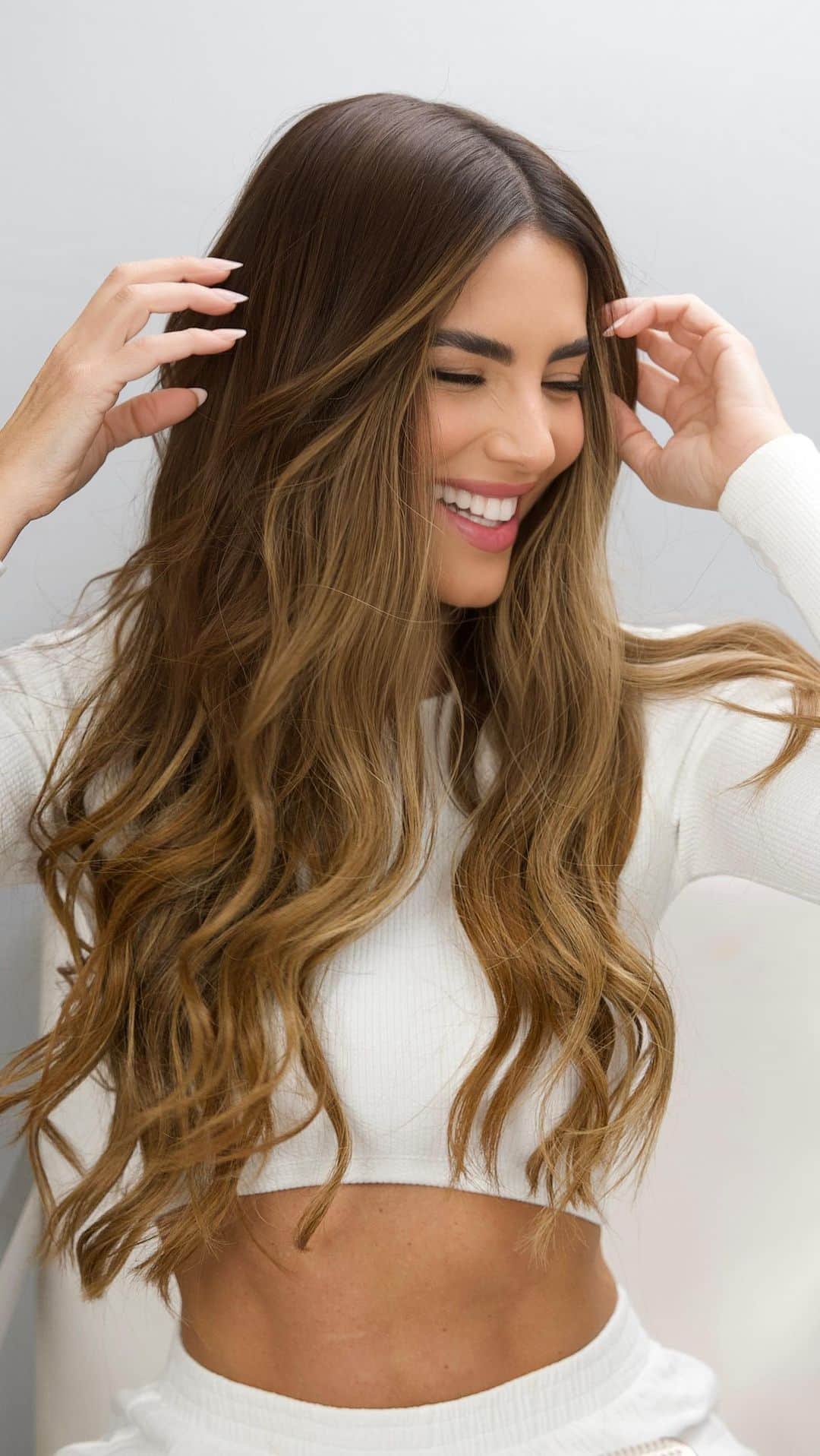 Gaby Espinoのインスタグラム：「Les jurooo que el @sharkbeauty FlexStyle será lo ÚNICO que usarán para arreglarse el cabello!!!! Tiene TODO EN UNO!!! Además cuida tu cabello, es mega rápido de usar y van a poder lograr múltiples estilos! Liso, ondulado o con mucho volumen: la elección es tuya!!! Cuál me quedó mejor? Liso/Ondulado #SharkFlexStyle #SponsoredBySharkBeauty」