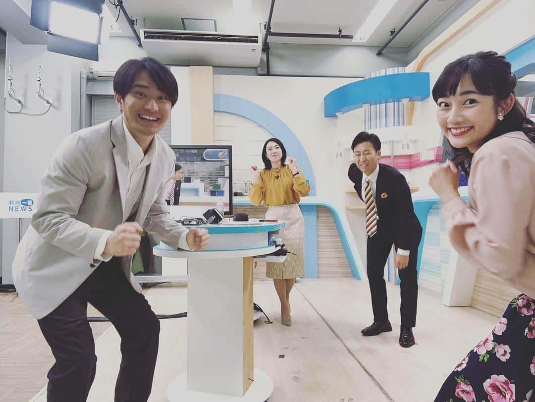 松本亜美さんのインスタグラム写真 - (松本亜美Instagram)「今日も新潟一番をご覧いただきありがとうございました😊 3部ニュース終了後📸 自然派で塩の道を歩いたということで、みんなで山旅をしているイメージです！！  塩の道なのでしょっぱい😖を表現された斎藤さん。 大島君はタイミングが合わずスクワット中😂 （50キロの塩を持ち上げるアクションのはずでした） 内田さんは50キロの塩を持ち上げようとして腰を痛めてしまった人を表現！ 私は塩の道を元気よく歩いているつもりです🏃‍♀️  今日も楽しい放送終了後でした✨  #teny #テレビ新潟  #夕方ワイド新潟一番  #放送終了後 #オフショット  #セルフィー  #塩の道 #トレッキング  #アナウンサー  #内田拓志キャスター  #上司のことは持ち上げられるが塩は持ち上げられません #斎藤久美子キャスター  #しょっぱみがあって  #大島巧アナウンサー  #スクワット中です  #塩持ち上げられました #松本亜美  #ひたすらトレッキング」10月30日 21時03分 - ami_matsumoto_teny