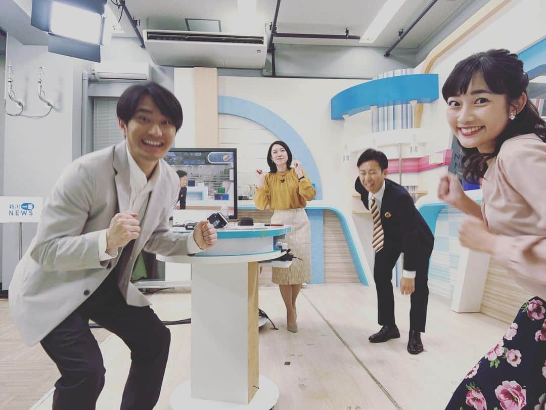 松本亜美さんのインスタグラム写真 - (松本亜美Instagram)「今日も新潟一番をご覧いただきありがとうございました😊 3部ニュース終了後📸 自然派で塩の道を歩いたということで、みんなで山旅をしているイメージです！！  塩の道なのでしょっぱい😖を表現された斎藤さん。 大島君はタイミングが合わずスクワット中😂 （50キロの塩を持ち上げるアクションのはずでした） 内田さんは50キロの塩を持ち上げようとして腰を痛めてしまった人を表現！ 私は塩の道を元気よく歩いているつもりです🏃‍♀️  今日も楽しい放送終了後でした✨  #teny #テレビ新潟  #夕方ワイド新潟一番  #放送終了後 #オフショット  #セルフィー  #塩の道 #トレッキング  #アナウンサー  #内田拓志キャスター  #上司のことは持ち上げられるが塩は持ち上げられません #斎藤久美子キャスター  #しょっぱみがあって  #大島巧アナウンサー  #スクワット中です  #塩持ち上げられました #松本亜美  #ひたすらトレッキング」10月30日 21時03分 - ami_matsumoto_teny