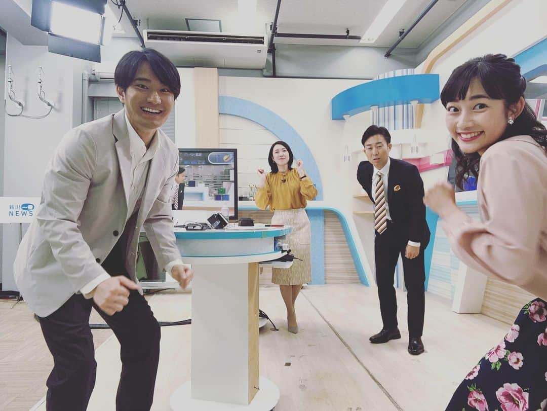 松本亜美さんのインスタグラム写真 - (松本亜美Instagram)「今日も新潟一番をご覧いただきありがとうございました😊 3部ニュース終了後📸 自然派で塩の道を歩いたということで、みんなで山旅をしているイメージです！！  塩の道なのでしょっぱい😖を表現された斎藤さん。 大島君はタイミングが合わずスクワット中😂 （50キロの塩を持ち上げるアクションのはずでした） 内田さんは50キロの塩を持ち上げようとして腰を痛めてしまった人を表現！ 私は塩の道を元気よく歩いているつもりです🏃‍♀️  今日も楽しい放送終了後でした✨  #teny #テレビ新潟  #夕方ワイド新潟一番  #放送終了後 #オフショット  #セルフィー  #塩の道 #トレッキング  #アナウンサー  #内田拓志キャスター  #上司のことは持ち上げられるが塩は持ち上げられません #斎藤久美子キャスター  #しょっぱみがあって  #大島巧アナウンサー  #スクワット中です  #塩持ち上げられました #松本亜美  #ひたすらトレッキング」10月30日 21時03分 - ami_matsumoto_teny