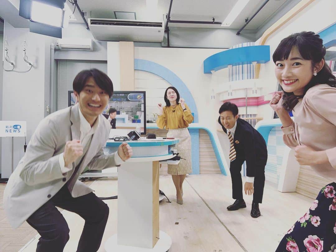 松本亜美さんのインスタグラム写真 - (松本亜美Instagram)「今日も新潟一番をご覧いただきありがとうございました😊 3部ニュース終了後📸 自然派で塩の道を歩いたということで、みんなで山旅をしているイメージです！！  塩の道なのでしょっぱい😖を表現された斎藤さん。 大島君はタイミングが合わずスクワット中😂 （50キロの塩を持ち上げるアクションのはずでした） 内田さんは50キロの塩を持ち上げようとして腰を痛めてしまった人を表現！ 私は塩の道を元気よく歩いているつもりです🏃‍♀️  今日も楽しい放送終了後でした✨  #teny #テレビ新潟  #夕方ワイド新潟一番  #放送終了後 #オフショット  #セルフィー  #塩の道 #トレッキング  #アナウンサー  #内田拓志キャスター  #上司のことは持ち上げられるが塩は持ち上げられません #斎藤久美子キャスター  #しょっぱみがあって  #大島巧アナウンサー  #スクワット中です  #塩持ち上げられました #松本亜美  #ひたすらトレッキング」10月30日 21時03分 - ami_matsumoto_teny