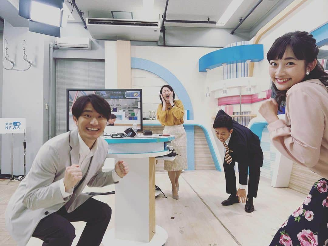 松本亜美さんのインスタグラム写真 - (松本亜美Instagram)「今日も新潟一番をご覧いただきありがとうございました😊 3部ニュース終了後📸 自然派で塩の道を歩いたということで、みんなで山旅をしているイメージです！！  塩の道なのでしょっぱい😖を表現された斎藤さん。 大島君はタイミングが合わずスクワット中😂 （50キロの塩を持ち上げるアクションのはずでした） 内田さんは50キロの塩を持ち上げようとして腰を痛めてしまった人を表現！ 私は塩の道を元気よく歩いているつもりです🏃‍♀️  今日も楽しい放送終了後でした✨  #teny #テレビ新潟  #夕方ワイド新潟一番  #放送終了後 #オフショット  #セルフィー  #塩の道 #トレッキング  #アナウンサー  #内田拓志キャスター  #上司のことは持ち上げられるが塩は持ち上げられません #斎藤久美子キャスター  #しょっぱみがあって  #大島巧アナウンサー  #スクワット中です  #塩持ち上げられました #松本亜美  #ひたすらトレッキング」10月30日 21時03分 - ami_matsumoto_teny