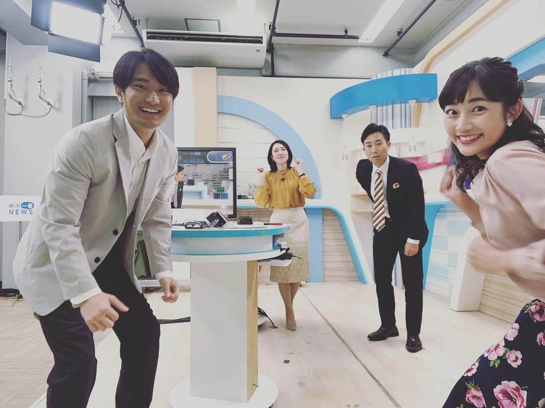 松本亜美のインスタグラム：「今日も新潟一番をご覧いただきありがとうございました😊 3部ニュース終了後📸 自然派で塩の道を歩いたということで、みんなで山旅をしているイメージです！！  塩の道なのでしょっぱい😖を表現された斎藤さん。 大島君はタイミングが合わずスクワット中😂 （50キロの塩を持ち上げるアクションのはずでした） 内田さんは50キロの塩を持ち上げようとして腰を痛めてしまった人を表現！ 私は塩の道を元気よく歩いているつもりです🏃‍♀️  今日も楽しい放送終了後でした✨  #teny #テレビ新潟  #夕方ワイド新潟一番  #放送終了後 #オフショット  #セルフィー  #塩の道 #トレッキング  #アナウンサー  #内田拓志キャスター  #上司のことは持ち上げられるが塩は持ち上げられません #斎藤久美子キャスター  #しょっぱみがあって  #大島巧アナウンサー  #スクワット中です  #塩持ち上げられました #松本亜美  #ひたすらトレッキング」