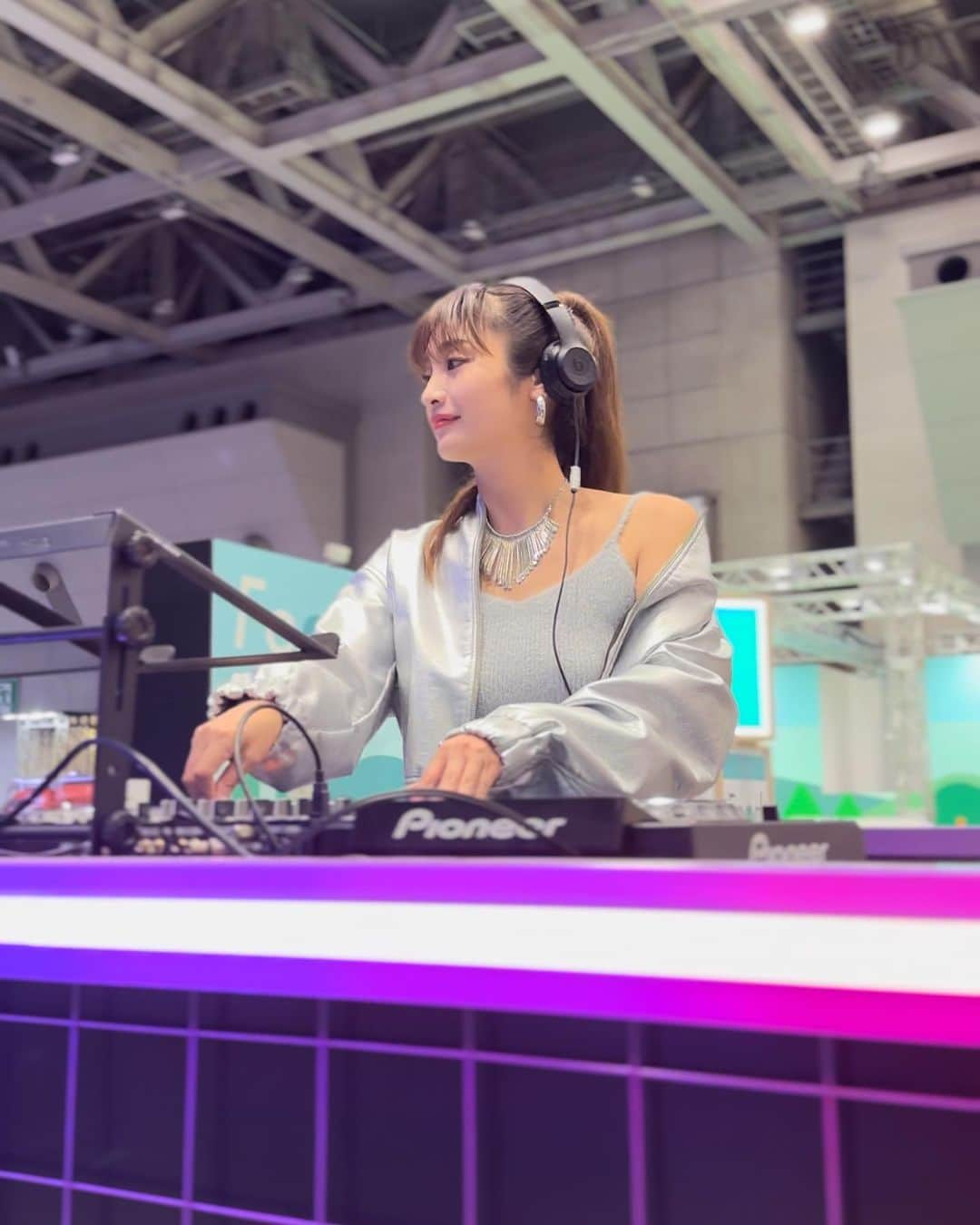 畑中奈緒美のインスタグラム：「• 11/5まで東京ビッグサイトで開催されている 『JAPAN MOBILITY SHOW』でDJしてます🎧 私は10/27.31、11/2.3にPlay&MobilityエリアでDJしてるので来場される方はぜひ楽しんで行って下さい🫶🏼  1時間に1回ショーが展開され、 "未来"をテーマにしたDJ演出で盛り上げてます！！  音楽ライブやお笑いステージもあるし 他にも色んなコンテンツがあって 私も空き時間にちゃっかり色々と楽しんじゃってます🤭🏀  ”Tokyo Future Tour" 未来の東京ツアー。 ぜひお楽しみ下さい👽✨  #dj #japanmobilityshow2023」