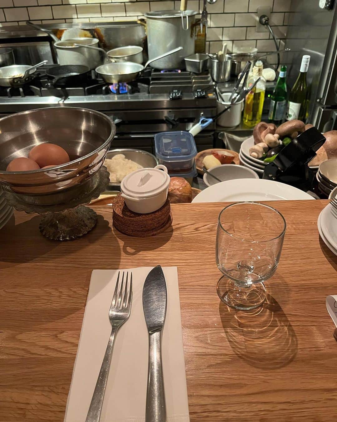 のインスタグラム：「①ナイフの形可愛い　　　　　　　　　　　　　　　　　　　　　　　 ②ずっと食べ続けていたいシャンピニオンのサラダ、と、その向こうにあるたわわに実ったなんとも美味しそうなシイタケにロックオン　　　　　　　　　　　　　　　　　　　　　　　　　　 ③なに飲んでも美味しいナチュール　　　　　　　　　　　　　　　　 ④シャインマスカットとブッラータ　　　　　　　　　　　　　　　　　 ⑤ロウソクの火が揺らめいて妖艶なトリッパ　　　　　　　　　　　 ⑥ ◯◯な漆黒。←何てコメントしたのか忘れたから何回も聞いたけど、何言ってるかわからない、、、美味しかった、、イカスミのリゾット　　　　　　　　　　　　　　　　　　　　　 ⑦どうしても食べたくて焼いて頂いたシイタケ🥹🫶🫶　　　　　 ⑧すんごい美味しかった、、、　　　　　　　　　　　　　　　　　 次の日朝5時起きで、ササっとしかいれなかったから、次はゆっくりお肉も食べてワイン飲みたいなぁ、、　　　　　　　　　　 なに食べても美味しくて好きなお味でした🍷🧀」