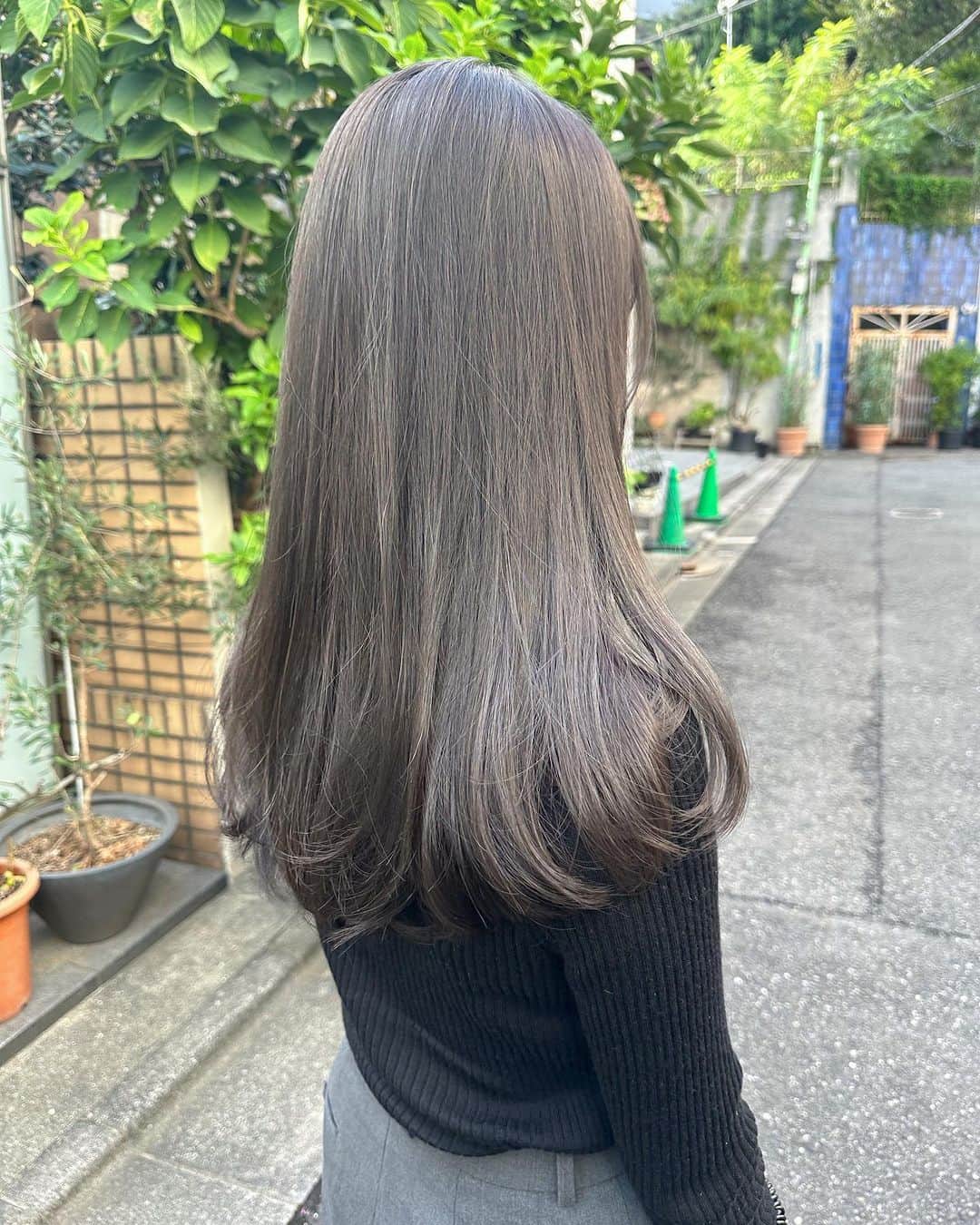原宿表参道スガシュンスケさんのインスタグラム写真 - (原宿表参道スガシュンスケInstagram)「🩵🩶秋冬の透明感カラー〜 プラチナグレージュ 〜🩶🩵 ⁡ 赤みをしっかり消したグレージュ🪶最新のプレミアムケアカラーで抜群の透明感とツヤツヤの最強コンビで超ダメージレス🌟😋 ⁡ プレミアムケアカラーのメニューにはイルミナカラー等の追加料金のかかるカラー剤はもちろん、プラスしてカラー剤に最新の処理剤を添加することにより、今回のカラーのダメージを抑えるのみならず、今までのカラーダメージを補修しながら施術ができます💇🏼‍♀️ ⁡ イルミカラーメニューにプラス1100円でも変更可能です🌸 ⁡ 透明感がありつつも上質な艶のある髪の毛にするためには、カラーやトリートメントはもちろんですが、カットベースもとっても大事です🤎 ⁡ 似合わせを大切にしたベースカット、毛量調整、質感調整にとてもこだわりがあります！ ⁡ トータルでプロデュースさせて頂きます☀️ ⁡ 赤みをしっかり抑えつつ、暗くなりすぎないオリーブカラー💚 オフィスでも浮かない明るさ設定で安心☀️ ⁡ 暗髪や縮毛履歴のある方はブリーチ無しダブルカラー(ダブルケアカラー)がお勧め！ ⁡ また、白髪が多くすぐに根元が気になってしまうお客様、白髪染めを卒業していきたいお客様も合わせてご相談くださいね🙋🏽‍♀️ ⁡ 🌸白髪染めを使わずに白髪を染める🌸 最新の施術方法になります☀️ ⁡ プロフィールハイライト欄に ⁡ 【白髪染め卒業(白髪活かし)】 ⁡ こちらにまとめてあります🐶 ⁡ 【  @tierra_shunsuke_suga 】よりご覧ください😊 ⁡ ✔️黒めの白髪染め履歴や黒染め履歴がある ✔️黒髪スタート ✔️縮毛矯正の履歴がある ✔️マニキュアやヘナ等 ⁡ 複雑な履歴のある方は初回の状態によっては2〜3回以上のご来店で髪の毛を育てていく必要があります😊 ⁡ 責任をもって理想の髪まで導きます❤️ ⁡ 【ショートやボブのカットも大好き🌟】 見やすいようにアカウントを分けてあります ⁡ 【  @tierra_suga_shortandbob 】 ⁡ ✔️ご予約どしどしお待ちしております🤎 今週のご予約も大歓迎です🙆 ⁡ ✔️学生〜OL、主婦層の方、生活環境に合わせてご提案させていただきます🤩 ⁡ 〜髪の毛を育てるカラーでツヤと透明感の共存💘〜 ⁡ ⁡ ★もっと髪色の透明感がほしい！ ★赤みオレンジ味が消えない！ ★似合う髪型がわからない！ ★今までで１番可愛くキレイになりたい！ ★白髪染めでもおしゃれに染めたい！ ★白髪染めを卒業したい ★朝のスタイリング時間短縮したい！ ★ツヤサラで感動したい！ ★過去のハイライトベースで困ってる ★ダメージが気になる ！ ⁡ どんなお悩みでもご相談頂ければ、全力で施術致します🙇🏾‍♀️ お客様の今までの一番を目指して、丁寧なカウンセリングと圧倒的な経験値で全力で可愛くします😎  ⁡ ⁡  ＊ご新規様限定クーポン＊ ⁡ 【カット＋プレミアムケアカラー＋Aujuaトリートメント】24300円→22000円 (指名料込み) ⁡ 【＊最高級プラン＊プレミアムケアカラー＋超音波Aujuaトリートメント＋カット】¥27500→¥23100(指名料込み) ⁡ 【髪質改善プレミアムケアカラー】美髪エステ＋イルミナカラー＋カット ¥29150 ⁡ 【髪質改善】美髪矯正(縮毛矯正)＋似合わせカット ¥25850 ⁡ 【髪質改善】美髪エステ＋似合わせカット ¥22550 ⁡ 【プレミアムケアカラー＋Aujua超音波トリートメント】¥22000→¥18700 ⁡ 【プレミアムダブルケアカラー(ブリーチなしダブル)+aujuaトリートメント】 ¥30800→¥25300 ⁡ その他パーマメニュー含むクーポン多数あり🌟 ⁡ 𝑻𝒊𝒆𝒓𝒓𝒂 𝐒𝐓𝐎𝐑𝐄 𝐌𝐀𝐍𝐄𝐆𝐄𝐑/𝐃𝐈𝐑𝐄𝐂𝐓𝐎𝐑/𝐒𝐔𝐆𝐀 𝐒𝐇𝐔𝐍𝐒𝐔𝐊𝐄  メインアカウント【 @tierra_shunsuke_suga 】 ショートアカウント【 @tierra_suga_shortandbob 】 ⁡ ➖➖➖➖➖➖➖➖➖➖➖➖➖➖➖➖➖➖ ▷ 𝑻𝒊𝒆𝒓𝒓𝒂 ▷東京都渋谷区神宮前6-28-3 Gビル神宮前06 B1F  ▷Tel 0364188005  月曜日〜金曜日 11:00〜20:30 土曜日  10:00〜20:00 日曜日 祝日  10:00〜19:00 毎週火曜定休(※祝日の場合は営業) ➖➖➖➖➖➖➖➖➖➖➖➖➖➖➖➖➖➖」10月30日 21時05分 - tierra_shunsuke_suga