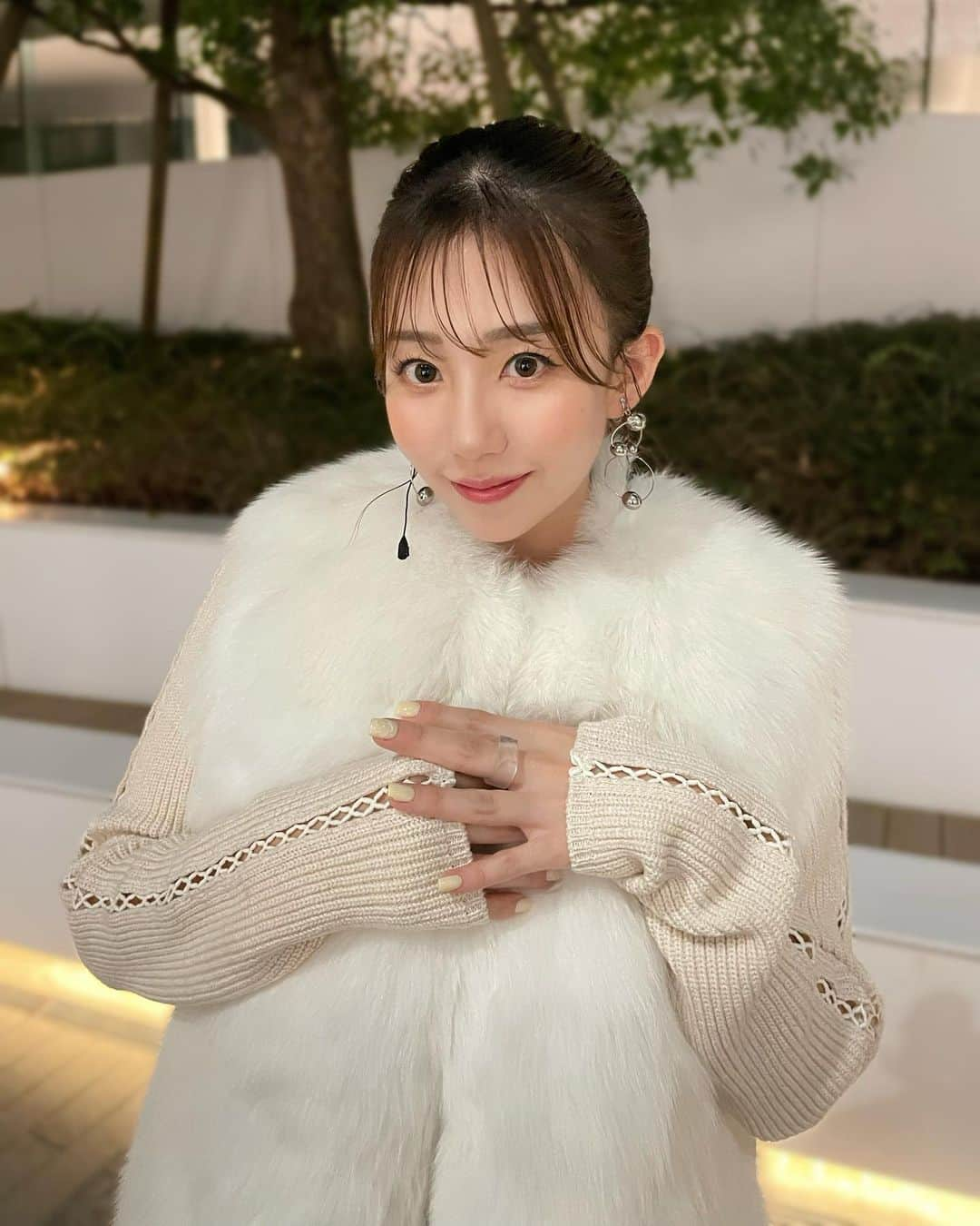 日野麻衣のインスタグラム：「ボートレーススペシャルライブ2日目🐶  衣装がふわふわもこもこ真っ白🤍 冬だね〜⛄️  ワンピース @darich_official ローファー @randa_pic イヤリング @blueta1handmade リング @nuen.ma」