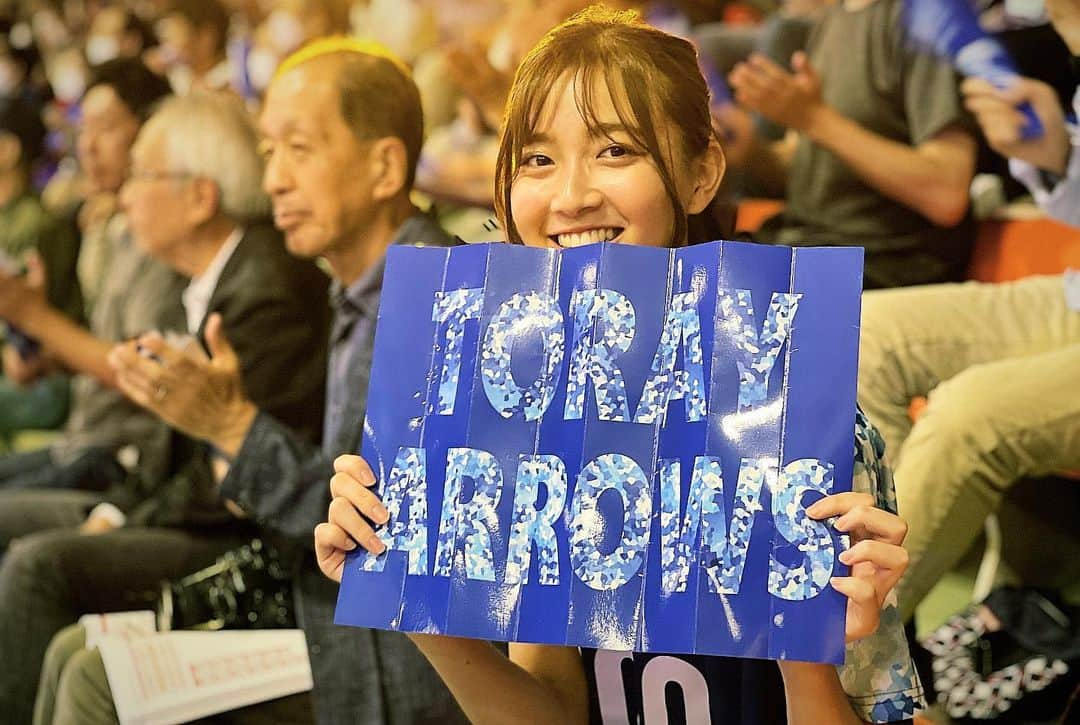 間瀬遥花さんのインスタグラム写真 - (間瀬遥花Instagram)「. 今年も三島のホームゲームで、 男子東レアローズの始球式を務めさせていただきました！ . ちょっとコツ掴んできたのか？ 今まででいちばん綺麗にサーブ打てた気がします🏐 . この日アローズ初勝利！ Vリーグ今年も応援してます📣 . . . #東レアローズ #東レアローズ男子 #アローズ #東レ #torayarrows #toray #vリーグ #バレー #バレーボール #始球式 #ホームゲーム #三島」10月30日 21時18分 - maseharu_929