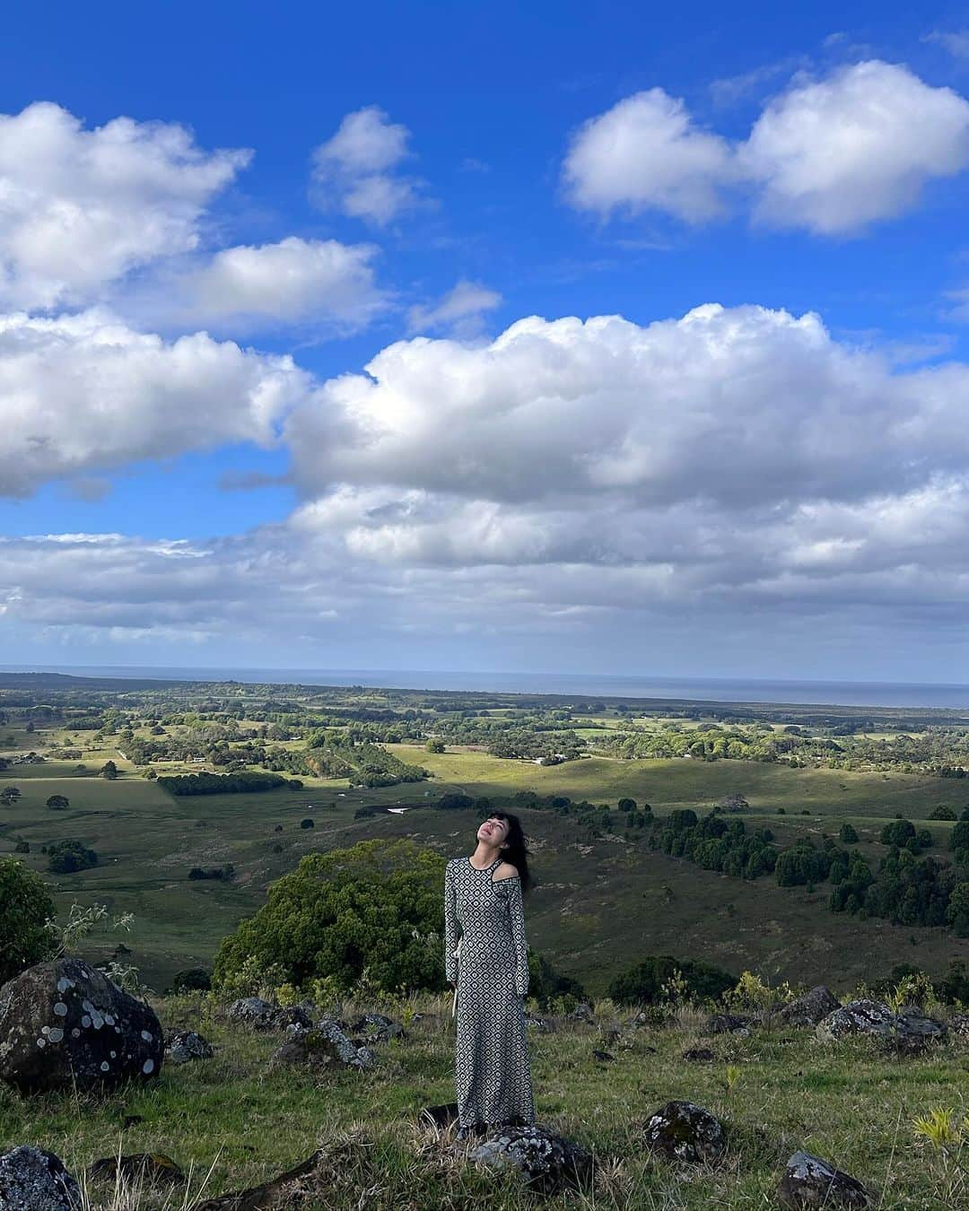 長澤メイのインスタグラム：「☁️🩵💙🌞🌳  家までの道のりがこれって最高かよ〜🌱 自然がどれだけ大切かわかった旅でした🌳  ありがとう地球🌏✨✨ #BYRON #byronbey」