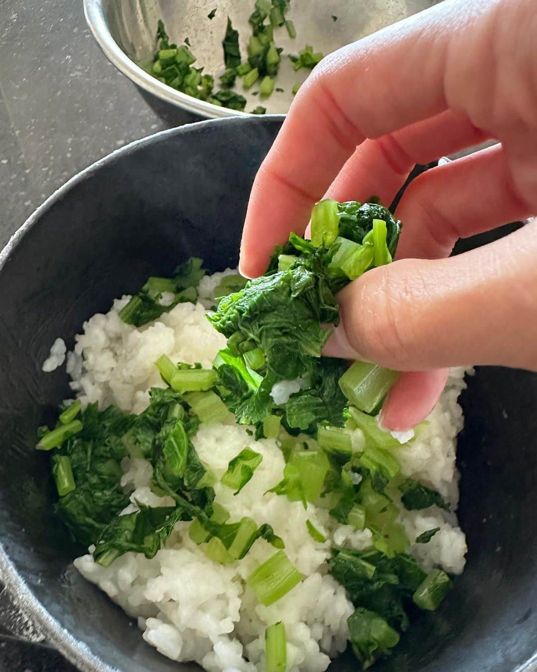 近藤しづかさんのインスタグラム写真 - (近藤しづかInstagram)「大根の葉っぱで 菜飯を作りました🌱  残ったごはんはおにぎり🍙 歯ごたえがシャキシャキで おいしい😌  最近葉つきの大根を 見かけなくなってしまったけれど 葉っぱも皮も大根！  カロテン、ビタミンC、カルシウム、食物繊維 の宝庫ですから 捨てるなんてもったいないです  食品をもっと無駄なく使うと 栄養が摂れるだけでなく 食品のロスにもつながるはず🌈✨  「菜飯」 青菜　50g 塩　小さじ1/3 ごはん　500g  1. 青菜はたっぷりの熱湯でゆでる 水にとって水気をしぼり、細かくきざむ。水気をしぼり、塩をまぶす。 2.温かいごはんに1を加え、混ぜる。  途上国の学校給食支援につながる #ごちそうさまチャレンジ 明日で終了📣  #ごちそうさまチャレンジで飢餓をなくそう  #ラップでおいしく保存  #大根の葉っぱ  #懐かしい味」10月30日 21時11分 - shizuka_kondo