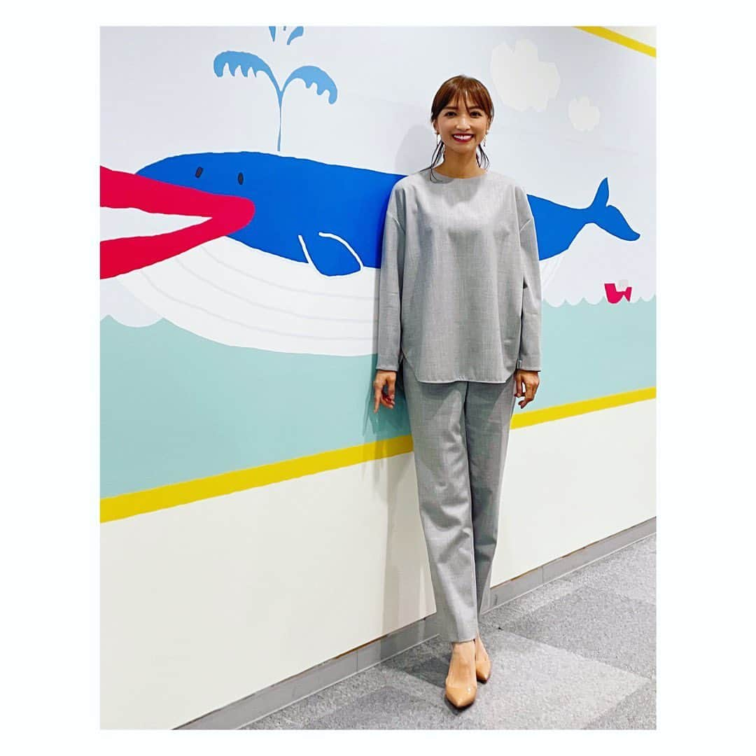 望月理恵のインスタグラム：「今日はカンテレ 「newsランナー」の日でした❣️ 久しぶりでしたが、 関西弁が飛び交う現場は いつでもホームのように接してくれます。 感謝。  そして話題はやはり 日本シリーズ 59年ぶりの「関西ダービー」でした😆 明日から甲子園ですね〜  #newsランナー #関西ダービー #日本シリーズ #東京との温度差すごいですw  衣装 ・トップス、パンツ @theory_luxe_official  ・イヤリング @abiste_official」