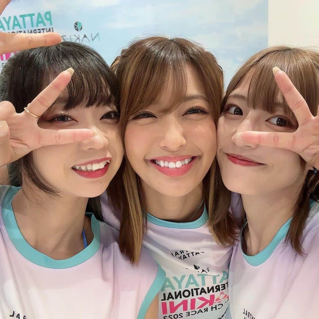 河路由希子さんのインスタグラム写真 - (河路由希子Instagram)「PATAYA BIKINI BEACH RACE 2023 sherbetがアンバサダーを務めさせて頂きました✨️ 3人でまたタイに呼んでもらえてとっても嬉しい🥳  砂浜5kmをりなさんと挑戦してみたっ！ タイはバリバリ暑かったし DJパフォーマンスの前なのに 前髪なくなってメイクもなくなって負けず嫌いや環境により、途中で棄権することも出来ず、暗くなって途方もなくゴールは遠くて、、 でもりなさんと頑張って根性で走りきることが出来ました😇  案の定走り終わった次の瞬間には足が痛すぎたけど達成感が半端なくて最高の思い出になりました♥️ 完走メダル貰えて余計に嬉しかった！ まだまだ頑張れるって思ったけど とりあえず帰国して仕事終わってピーク達してるのでゆっくり休みます😴🐑  応援してくれた皆さんありがとうございました☺🙏 ほんとに力になった！！！  チェキ購入してくれた方もありがとうございました♡ おうちに届くの待っててね☆」10月30日 21時11分 - kawajiyukiko