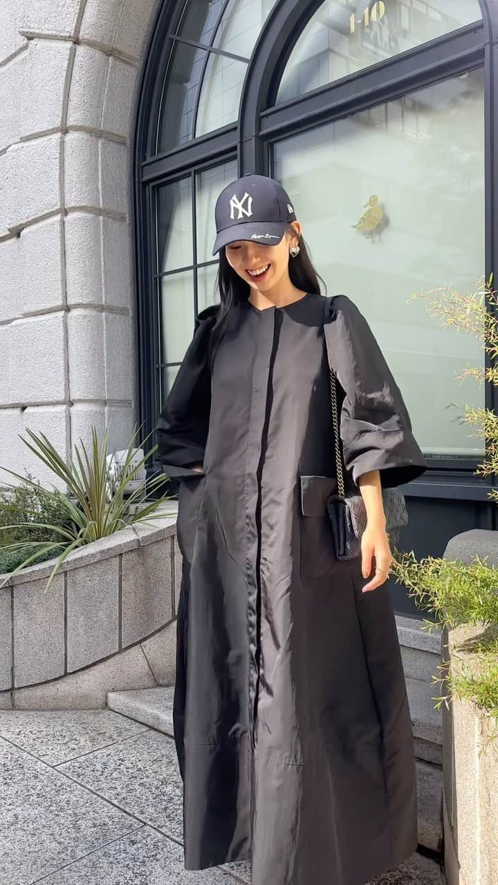 鈴木詩織のインスタグラム：「アウタードレスにカジュアル小物合わせてみたよっ👟🧢✨  残り少なくなってきてます🫣  ⁡  #shiorin_styling#meri#ミリコのミリ活」