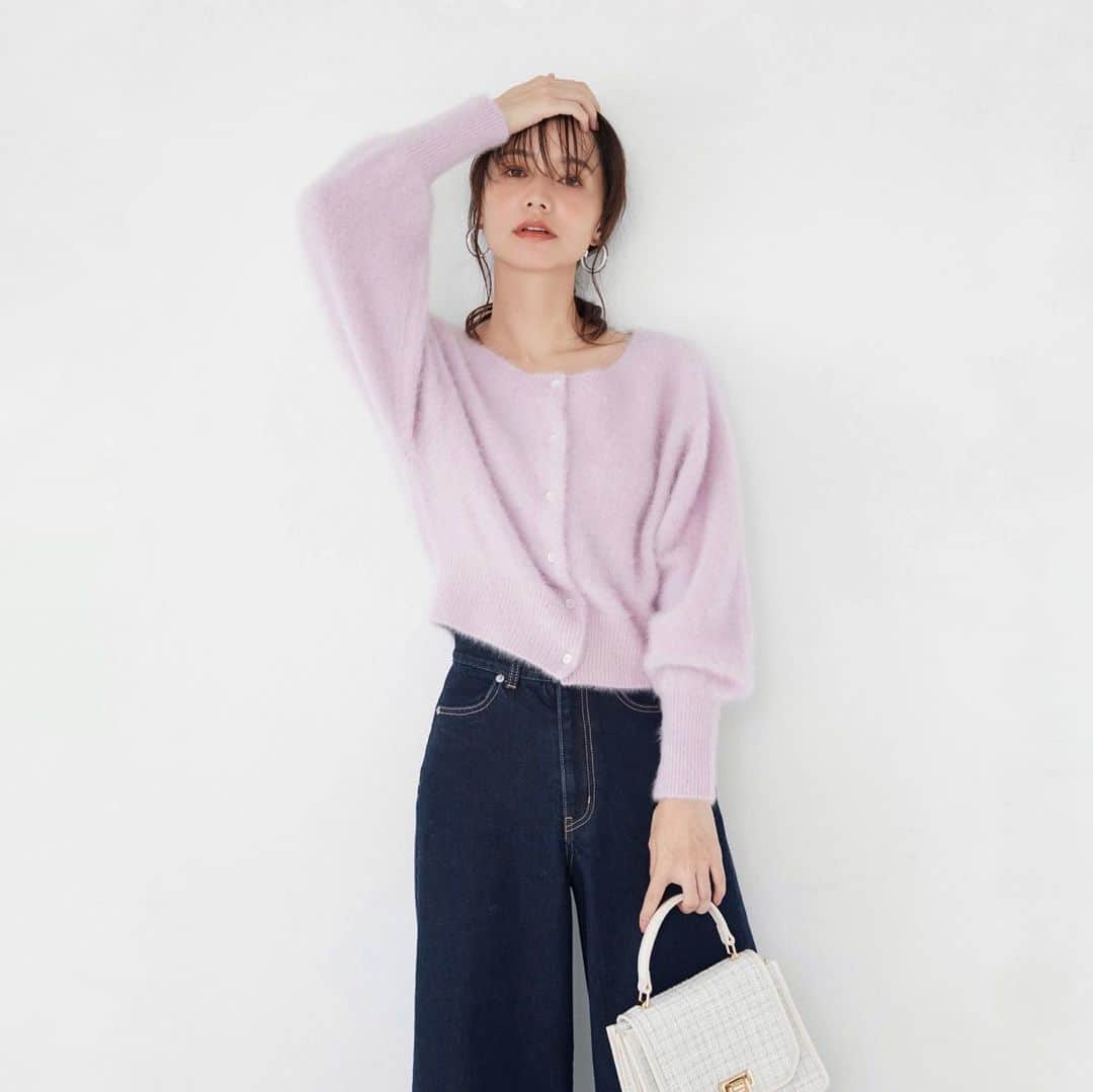 MERCURYDUOのインスタグラム：「《 NEWARRIVAL 》 ⁡ ／ 　柔らかく、軽くて暖かい、 　高級感溢れるふわふわカーディガン ＼　 ︎ ⁡ #FOX3WAYニットカーディガン color:off-white/pink/iceblue size:F ⁡ ⁡ ⁡ アイテム詳細は投稿の商品タグ、 または @mercuryduo_comの トップURLからCHECK！ ⁡ ⁡ ⁡ ※人気アイテムは数に限りがありますのでお早めに ⁡ ⁡ ＿＿＿＿＿＿＿＿＿＿＿＿＿＿ ㅤ ⁡ 人気スタッフのコーディネートはこちら ▶︎ @mercuryduo_styling  ⁡ #MERCURYDUO #マーキュリーデュオ #公式通販runwaychannel ⁡ ＿＿＿＿＿＿＿＿＿＿＿＿＿＿ ㅤ #カーディガンコーデ#カーディガン#ふわふわニット #秋服コーデ#冬コーデ#olコーデ#オフィスカジュアル #デートコーデ#きれいめコーデ#大人可愛いコーデ #大人カジュアルコーデ#大人フェミニンコーデ」