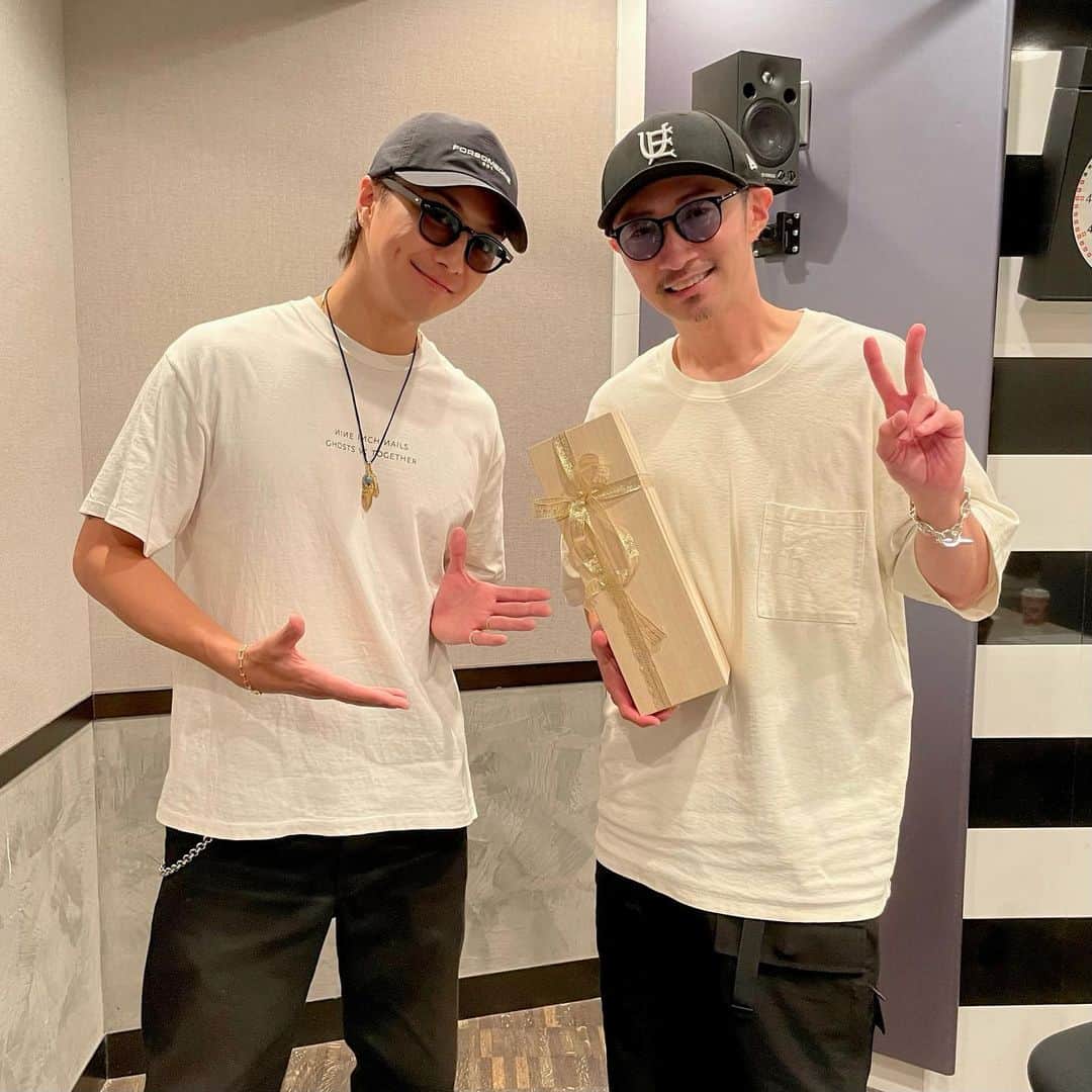 のインスタグラム：「Pラジ初の1人会にタカヒロが来てくれました🤙🏼✨ 皆さまからの質問&相談にオリジナリティー溢れる明快なアンサー♪流石でした✨ Q&Aにご参加くださった皆さまありがとうございました🙏🏻  久しぶりにゆっくり話せて本当に楽しかったぁ♪  BDのプレゼントも本当にありがとうございました🙏🏻✨ @jwave813 @tyomaadspin #お兄ちゃんの話は流石です#リアルピートーク #thankyousomuch#amazing」