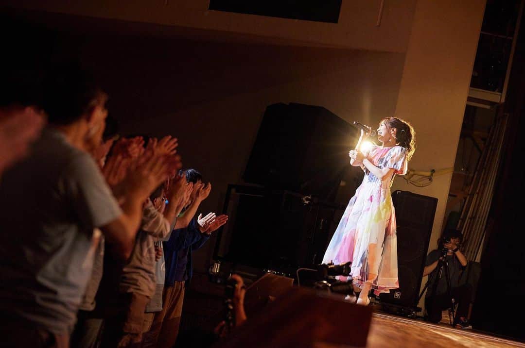 立石純子さんのインスタグラム写真 - (立石純子Instagram)「いよいよあの1日が映像化へ…♪ 　 今年の7/1に行われました　 立石純子10th Anniversary Live&Festival　 本公演のDVD&Blu-rayリリース記念イベントが来年2月にyokohama mint hallさん @yokohama_mint_hall にて決定いたしました♪  　 しかも当日演奏してくださったバンドメンバーさんをお招きして・・・ フルバンド編成にてお届け決定です😭✨   🔶2024年2月11日(日)　 立石純子10th Anniversary　 Live&Festival DVD&Blu-ray　 リリース記念イベント　 yokohama mint hall OPEN 18:00 / START 18:30　 ご来場料金 ¥4,300-(+D)/当日 ¥4,800- 　 配信 ¥3,000配信詳細近日発表 　 ❁整理番号順入場 　 《Guest Suppopt》 Key&Syn&Cho. furani @furanizm  A/Egt.宮﨑大介  Ba. アベノブユキ @nob_a_bass  Dr&Per. 遠藤徳光 @endotochi   　 🔹ご予約開始日時🔹 11/1(水) 20:00-　 　  夢のような編成で 大信頼の素晴らしいミュージシャン皆々様と再びかけがえのない夜へ😊🌙  　 当日が終わってから 映像化はいつされますか？の嬉しいお声を本当にたくさんの方からいただき😢 こんなありがたいことはないなああと思いながら、当日撮影してくれたたっちゃんさんが入れてくださったものすごい台数のカメラ・・！と、膨大な映像から 今、鋭意映像制作を進めてくださっております。　 いつも本当にありがとう、たっちゃん・・！！><  　 たくさんの方が関わってくださった公演 はふるさと秦野に全国各地からたくさんのお客様・アーティストさん、そして秦野の皆様が訪れてくださり ライブ前に展開していたはだのブランドブースも素晴らしい形で幕を閉じ(本当によかった・・涙)　 今結果報告も続いているチャリテーも皆さんのお陰様で信じられないような着地となった、音楽と共に今できる最大限で描かれた夢を纏ったステージでした。  　 その集大成となるステージを共に作り上げてくださった舞台監督・長田さんが店長をなさっている横浜ミントホールさんにてDVD&Blu-rayリリースイベントとなります＾＾  　 ぜひ、皆さんに存分に楽しんでいただけますように。その1日へ向けて またワクワクを広げて準備していきます。 楽しみだああああああ＾＾  　 11月1日(水)夜ご予約開始。　 ☑︎ご予約はインスタトップページURLより受付開始時刻より開始。　 何卒、よろしくお願いいたします☺️ 　  #リリースイベント #DVD #ブルーレイ #7月1日 #10th #anniversary #10周年 #festival #はだのブランドアンバサダー #シンガーソングライター #music  #live #ライブ #love #はだの #photography #instagood #photooftheday #instapic #夢を纏って #stage #仲間 #感謝を込めて #musician #respect #yokohama」10月30日 21時14分 - junkokokotateishi