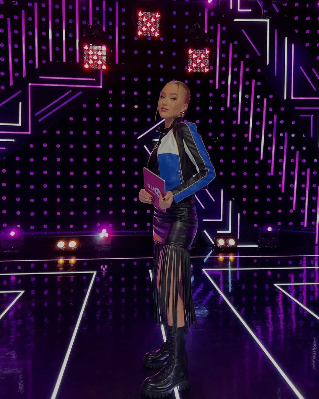 RU.TVのインスタグラム：「Друзья, с понедельником💙  Наши прямые эфиры в самом разгаре! За образ ведущей благодарим @rendezvousrussia 🥳」