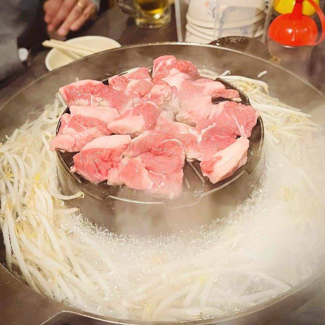 のインスタグラム：「京都から帰って夜は厳戒態勢の渋谷でお肉。息子のお姉ちゃんの誕生日🎂パーリー。お肉食べて、ケーキも食べた。渋谷ハロウィンはしないでくれという事で仮装の人は少なかったけど結構人いた。普通のお店は予約の人が減るというし、渋ハロは地元にとっては旨みなしよね…。」