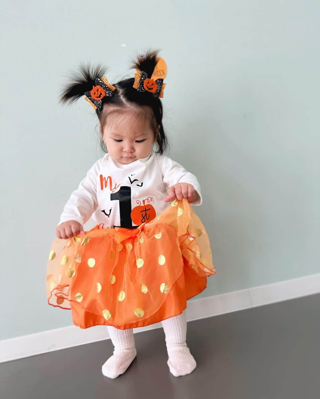 横町ももこさんのインスタグラム写真 - (横町ももこInstagram)「💖  My babe's 1st HALLOWEEN🎃🧡  毎年ハロウィンに命賭けてた私が 今年は1ミリも仮装せずに 娘ちゃんのはじめてのハロウィンを満喫🎃💥✨  娘ちゃんのはじめてのハロウィンは @anone_mikan で同年代のお友達とみんなで仮装してお歌を歌ったりして あっという間の楽しい時間でした👻🎃🤍🖤🧡  1.3枚目のかぼちゃんはおさがり🧡 2.4枚目のロゴ入りセットアップは @shein_japan 🧡  #happyhalloween  #halloween #ハロウィン #halloween2023  #myfirsthalloween  #halloweencostume  #halloween🎃  #shein購入品 #shein  #ベビー服 #ベビー服女の子 #子育てママ #女の子ママ #9ヶ月ベビー #令和5年ベビー  #女の子ベビー #👶🌸 #赤ちゃんのいる生活  #赤ちゃんのいる暮らし  #ブロガー #インフルエンサー #フリーランスモデル  #ママインフルエンサー #横町ももこ」10月30日 21時16分 - momochadayo