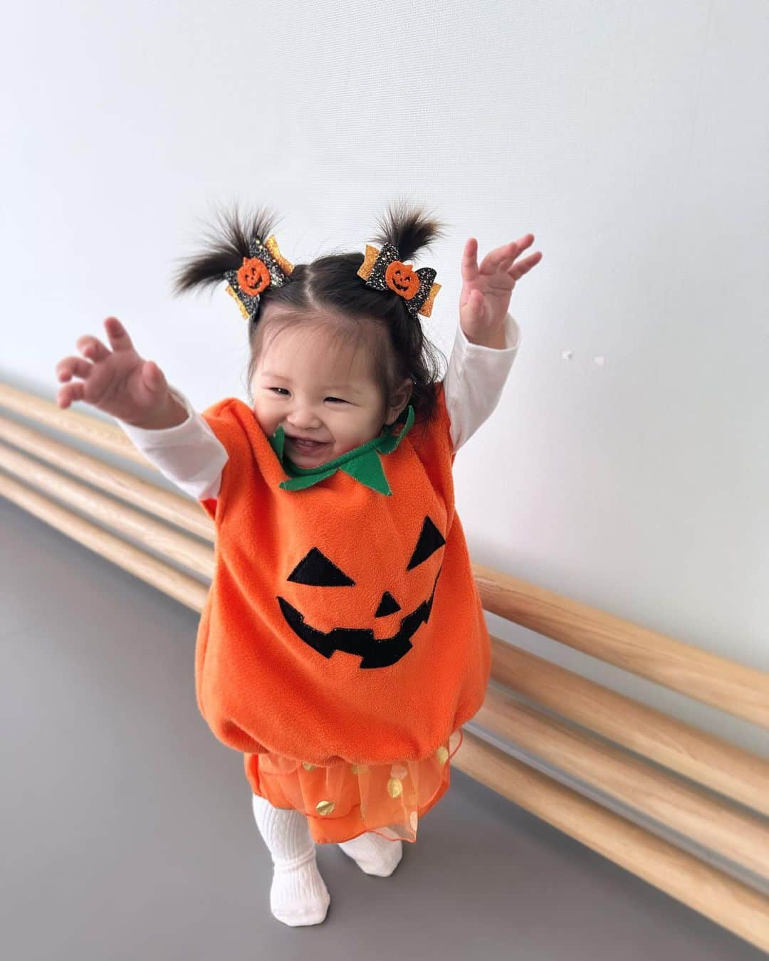 横町ももこさんのインスタグラム写真 - (横町ももこInstagram)「💖  My babe's 1st HALLOWEEN🎃🧡  毎年ハロウィンに命賭けてた私が 今年は1ミリも仮装せずに 娘ちゃんのはじめてのハロウィンを満喫🎃💥✨  娘ちゃんのはじめてのハロウィンは @anone_mikan で同年代のお友達とみんなで仮装してお歌を歌ったりして あっという間の楽しい時間でした👻🎃🤍🖤🧡  1.3枚目のかぼちゃんはおさがり🧡 2.4枚目のロゴ入りセットアップは @shein_japan 🧡  #happyhalloween  #halloween #ハロウィン #halloween2023  #myfirsthalloween  #halloweencostume  #halloween🎃  #shein購入品 #shein  #ベビー服 #ベビー服女の子 #子育てママ #女の子ママ #9ヶ月ベビー #令和5年ベビー  #女の子ベビー #👶🌸 #赤ちゃんのいる生活  #赤ちゃんのいる暮らし  #ブロガー #インフルエンサー #フリーランスモデル  #ママインフルエンサー #横町ももこ」10月30日 21時16分 - momochadayo