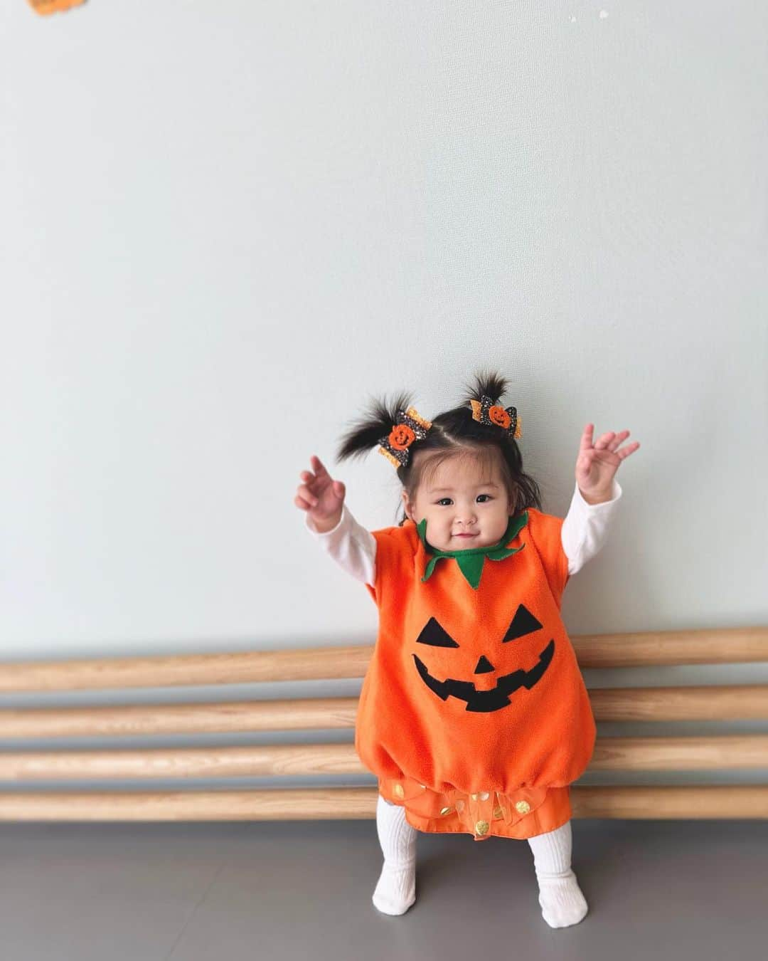 横町ももこさんのインスタグラム写真 - (横町ももこInstagram)「💖  My babe's 1st HALLOWEEN🎃🧡  毎年ハロウィンに命賭けてた私が 今年は1ミリも仮装せずに 娘ちゃんのはじめてのハロウィンを満喫🎃💥✨  娘ちゃんのはじめてのハロウィンは @anone_mikan で同年代のお友達とみんなで仮装してお歌を歌ったりして あっという間の楽しい時間でした👻🎃🤍🖤🧡  1.3枚目のかぼちゃんはおさがり🧡 2.4枚目のロゴ入りセットアップは @shein_japan 🧡  #happyhalloween  #halloween #ハロウィン #halloween2023  #myfirsthalloween  #halloweencostume  #halloween🎃  #shein購入品 #shein  #ベビー服 #ベビー服女の子 #子育てママ #女の子ママ #9ヶ月ベビー #令和5年ベビー  #女の子ベビー #👶🌸 #赤ちゃんのいる生活  #赤ちゃんのいる暮らし  #ブロガー #インフルエンサー #フリーランスモデル  #ママインフルエンサー #横町ももこ」10月30日 21時16分 - momochadayo