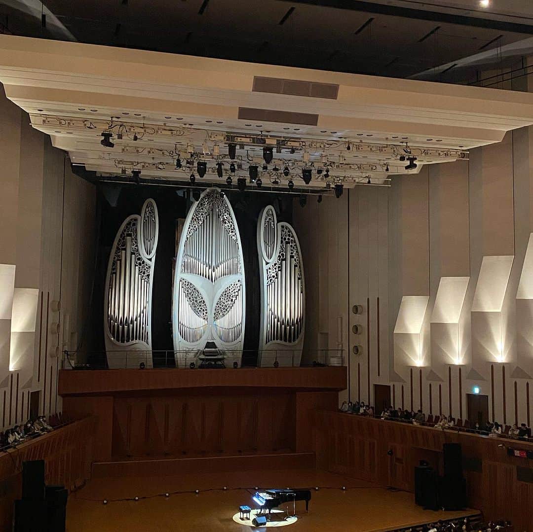 三浦泉さんのインスタグラム写真 - (三浦泉Instagram)「*♪¸¸.•*¨･:*ೄ·*♪¸¸.•*¨･:*ೄ*♪¸¸.•*¨･:*ೄ··*♪¸¸.•  *¨･  東京芸術劇場で開催された  世界的にも著名なイケメンピアニストマキシムさん 10年ぶりの来日演奏会へ行って来ました🎹🎵💕  　光と音楽の融合で斬新でパワフルなパフォーマンスにも満ち溢れたコンサートでした🎹🎵🎵  　みんなでSHEIN @shein_japan  @sheinofficial  のドレスを合わせて着用して来場👗♥️🎹 【コーラス隊みたい🥹🎵♥️♥️】  　高見えするし、デザインも素敵なので 演奏会やパーティーにも使えそう💕💕  💘SHEIN Modely  パフスリーブ 花柄 ジャガード ボディス ドレス  💘商品ID【2923861】  💘カラー　ライトグレー  💘サイズ　XS  【私の身長は158cmです。ご参考までに】  🎃クーポンコード🎃 【MAKSIM】 2023年11月30日まで✨  　0〜 5,999円（税込）15%OFF  　6,000円（税込）〜 20%OFF  皆様　是非クーポン使ってくださいね💕💕  *♪¸¸.•*¨･:*ೄ·*♪¸¸.•*¨･:*ೄ*♪¸¸.•*¨･:*ೄ··*♪¸¸.•  *¨･  #SHEIN #SHEINコーデ  #BeSHEINモデル #SHEINコーデ #SHEIN購入品 #秋コーデ  #購入品紹介 #マキシム #pr #ピアノコンサート #東京芸術劇場　 #いずみーるコーデ #イズミールコーデ」10月30日 21時17分 - princessizu1201