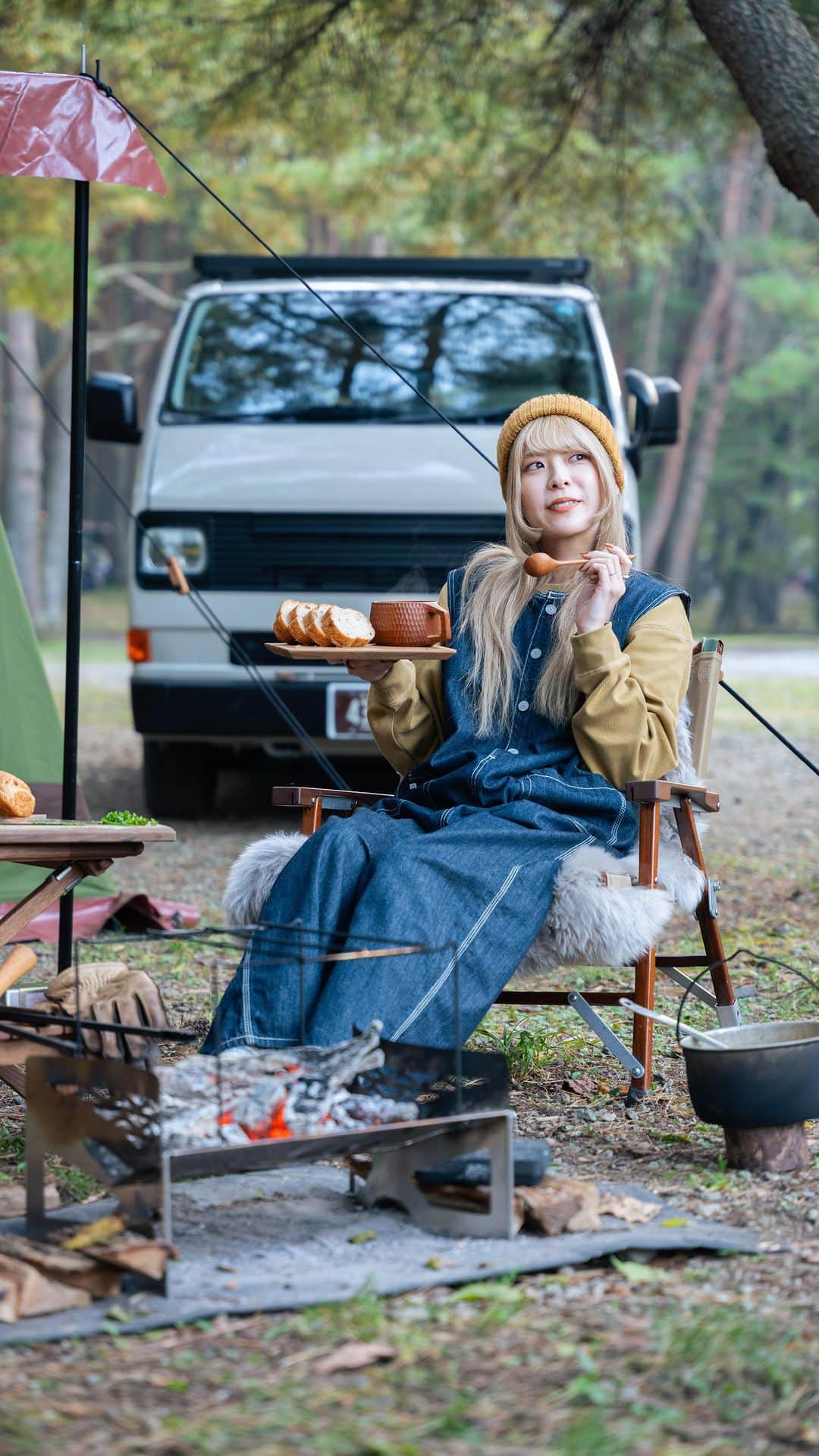 さーやんのインスタグラム：「カボチャシチュー🎃レシピ有り⏬ 　 温まる☺️とろとろあったかシチュー🥣 くるみパンと一緒に食べました😋 　 秋冬キャンプや寒い日の お家ご飯にぜひ作ってみてね！ 　  ▫️材料(2人分) ・カボチャ　　　1/8 ・にんじん　　　1/2 ・玉ねぎ　　　　1/2 ・鶏肉　　　　　200g ・バター　　　　1かけ ・塩コショウ　　適量 ・パセリ　　　　お好み量 ⭐︎小麦粉　　　　大さじ3 ⭐︎牛乳　　　　　300ml ⭐︎水　　　　　　200ml ⭐︎顆粒コンソメ　2袋 　 　 ▫️作り方 ①材料を食べやすい大きさに切る。 ②鍋にバターを熱し、鶏肉を炒める。 ③鶏肉に火が通ったら野菜を全て入れる。 ④玉ねぎがしんなりしたら、塩コショウをする。 ⑤ ⭐︎の材料をボトルに入れしっかり振り混ぜる。 ⑥ ⑤を鍋に入れかき混ぜながら煮込む。 ⑦とろみが出たら塩コショウで味を整え、器に盛りパセリを散らしたら完成✨ 　 　 シチューってご飯にかけても美味しいよね😋 　 　 ⏬その他レシピはこちらから @___saaayan___ 　 　 　 　 #キャンプ #キャンプ飯 #キャンプ料理 #キャンプ飯レシピ #キャンプご飯 #キャンプコーデ #キャンプ女子 #アウトドア #アウトドア料理 #アウトドア女子 #簡単レシピ #レシピ #料理 #camp #camping #camplife #outdoor #outdoorlife #露營 #露營生活 #캠프닉 #캠핑」