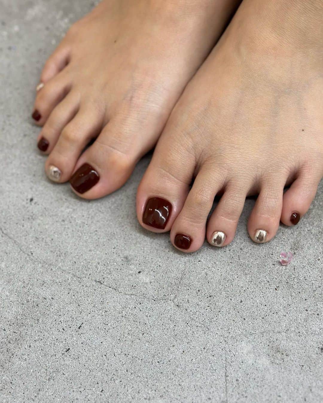 松山かなこのインスタグラム：「最近のfoot nails🦶  @beborn_tokyo  #nail #nails #naildesign #footnail #pedicure #beborn」