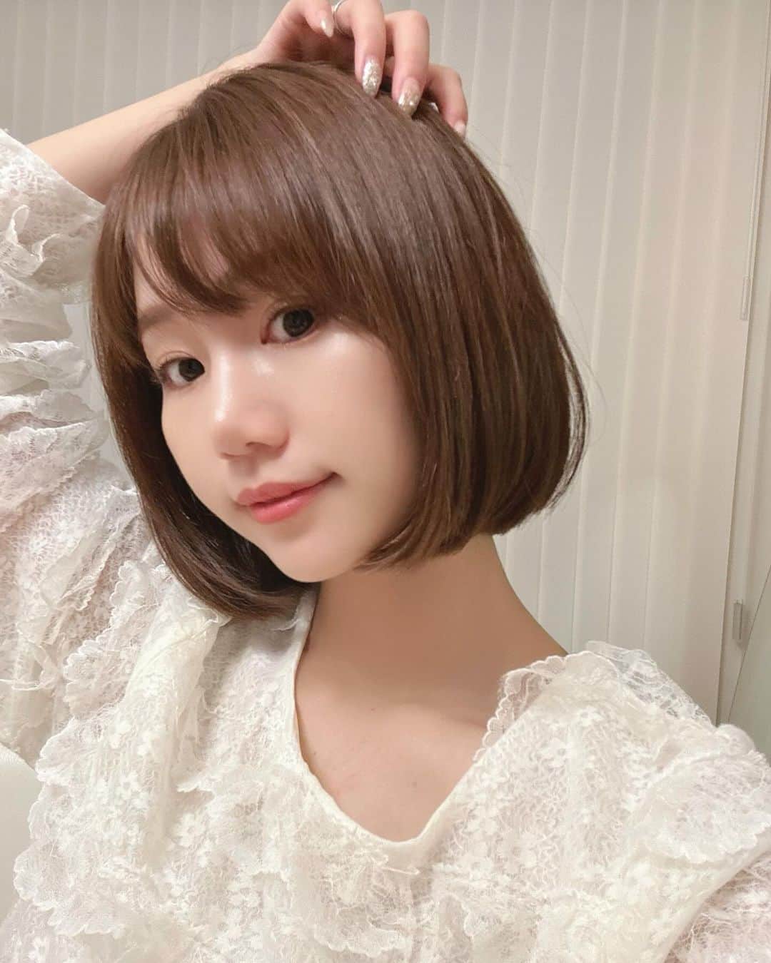 のインスタグラム：「最近のいろいろ📸💕  1 髪の毛切った日💁✂  2 最近のセリーヌ♡  3 シルバーな日  ポシェットは @aprily_officialsite  𝓒𝓸𝓶𝓲𝓷𝓰 𝓢𝓸𝓸𝓷...  ハートリングは天然石でできた @preek_official  のもの💍  4 いつも通り監視される私  眠いなら寝ていいよ🐶  5 たまにオシャレなことするの好きなんだ キラキラ女子風 お花はBANKで購入♡ 変わった季節のお花がチョイスできるの🍁🍂  6 最近は自家製グラノーラ一択 これ以上に美味しいグラノーラは食べたことないぞ。 今度YouTubeで紹介するね💕︎  7 来年の春に特別な方とコラボで商品発売するよ♡ サンプルが上がってきて テンション上がった⤴︎⤴︎ ご報告出来るまでお待ちくださいませ🍀  8 スマホポシェットに合わせた コーデ♡ニット×サテン がツボ 男ウケはまぁまぁ良くなかったw  かわいいよね？ てゆかスマホポシェットお気に入りすぎ 使いやすいのなんの。 みんなも是非ぜひゲットしてほしすぎるぅ🥹  9 YouTube short撮ったときの 地味に更新率上げて頑張ってます✋ shortも見に行ってあげて💕  10 よくわからん自撮り 自分好きすぎくらいがちょうど良き🙆‍♀️笑  #ほしのこ#記録  みんなぁコメント残してねん♡返信するよん💕」