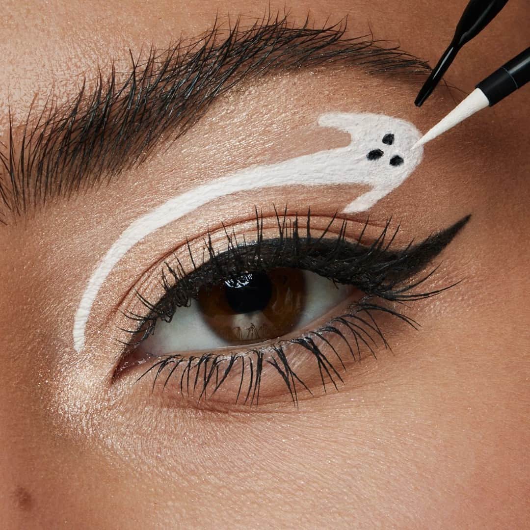 KIKO MILANOのインスタグラム：「Try this hauntingly cute #eyelook for your Halloween night! 👻⁣ Our New Super Colour Eyeliner is water resistant with a smooth texture that glides easily onto your lids. Show us your bewitching makeup looks using #KIKOHalloween and get ready to haunt the night away ✨🖤⁣ ⁣ Full Coverage Dark Circles Concealer 07 - New Super Colour Eyeliner 01 - New Definition Eyeliner -  Extra Sculpt Volume Mascara - Eyebrow Fibers Coloured Mascara 04 ⁣」