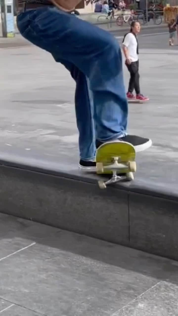 MACBA LIFEのインスタグラム：「Yes… it’s switch!  @stinkyisinthahouse  Tag us to be featured 👉🏽#macbalife 👈🏽 -———————— #RESPECTTHEPLAZA #macba #skate #skateboarding #barcelona #bcn #skatebarcelona #skatelife #barceloka #metrogrammed #skatecrunch #skategram #thankyouskateboarding #❤️skateboarders」