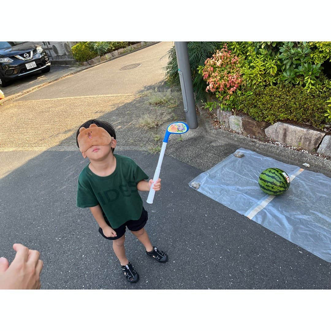 望月みささんのインスタグラム写真 - (望月みさInstagram)「やばいやばい、今年は夏の思い出が沢山あるのに間に合ってない🤣w  友達のお家でプールして、これで割れるんか❓と思いながらアンパンマンのゴルフ用パター？でみんなで必死にスイカ割りしたら意外と割れたと言う思い出🍉 みんな可愛過ぎて子も親も楽し過ぎて、最高の夏の思い出になったね😆 またあそぼ(♥´∀` ♥)」10月30日 21時20分 - mochizuki.misa