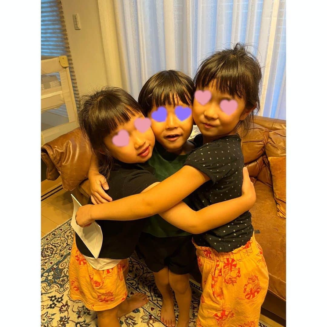 望月みささんのインスタグラム写真 - (望月みさInstagram)「やばいやばい、今年は夏の思い出が沢山あるのに間に合ってない🤣w  友達のお家でプールして、これで割れるんか❓と思いながらアンパンマンのゴルフ用パター？でみんなで必死にスイカ割りしたら意外と割れたと言う思い出🍉 みんな可愛過ぎて子も親も楽し過ぎて、最高の夏の思い出になったね😆 またあそぼ(♥´∀` ♥)」10月30日 21時20分 - mochizuki.misa