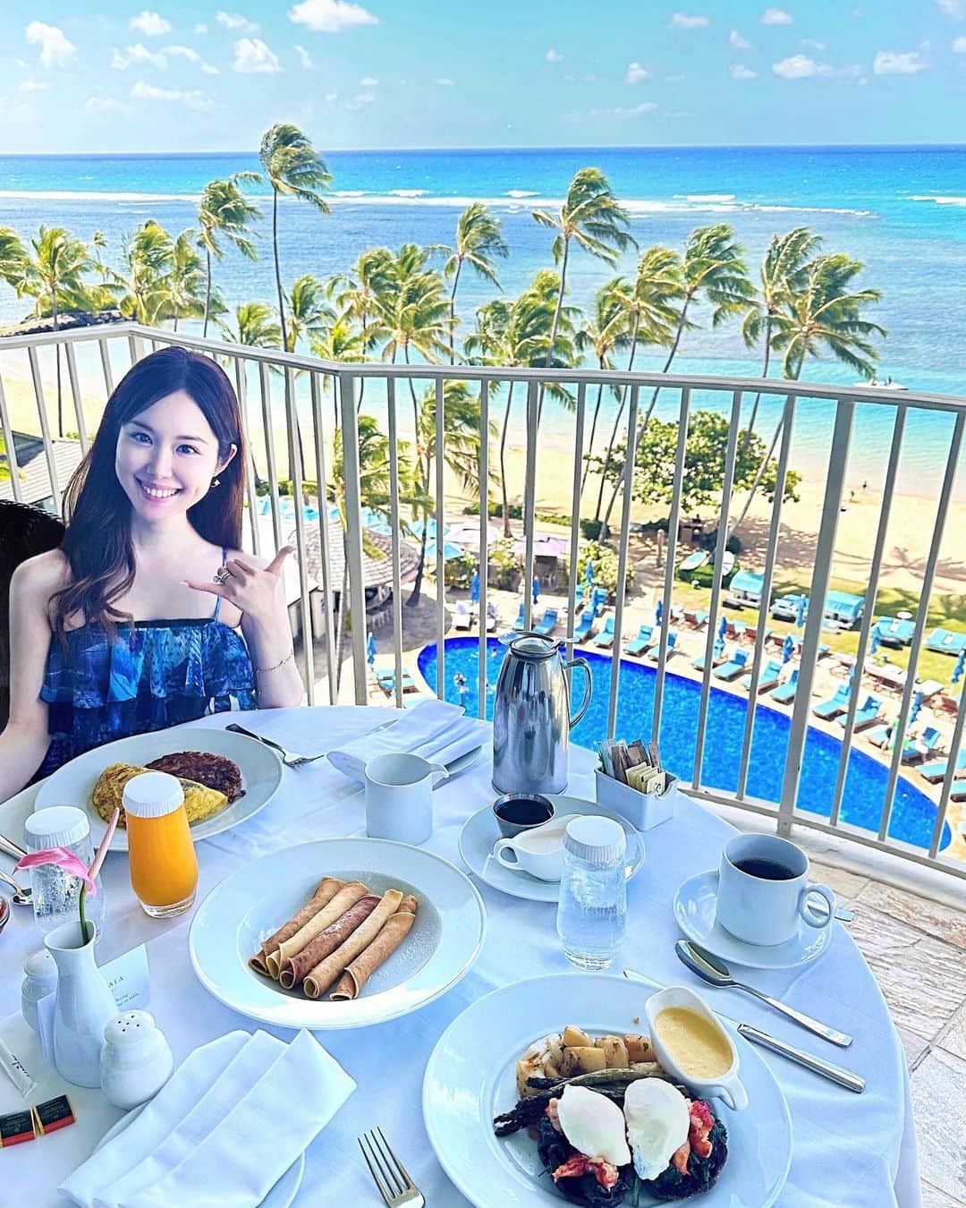 メロディー・モリタのインスタグラム：「In Hawaii & back on YouTube after 4.5+ years!😊🎥 少し前に4年半ぶりの新しい動画(in ハワイ🐬)を私のYouTubeチャンネルにアップしました✨  Shared my Skincare Routine for my big day & moments I vlogged during our time in Hawaii!🌺 It's been so long since I last uploaded a video, but reading all the heartwarming comments (from those who have been waiting/watching since the very beginning as well!) truly touched me.🩵  My adopted doggie Lia gets lonely/scared easily, so she’s always with me on-the-go, too☺️ I love how she jumps into her favorite everyday bag the minute she sees me pull it out🐶 She’ll definitely be coming on more trips with me as the holiday season is around the corner♪  Uploading on YT after quite some time reminded me of all the processes and many tweaks that go into creating one long-form video lol. But as always, it's in both English and Japanese created entirely by me🤗🇺🇸🇯🇵 Looking forward to re-connecting with you all there! Link is in my bio/stories✨  動画では「特別な日の美白スキンケアルーティン」から、ハワイ滞在中のvlogまでをお届けしています✨ 旅先で自然の音を聞き、空と海をみているだけで本当に癒されますよね😌🌴🌊  日本の視聴者さんから「アメリカではリアちゃんも一緒に飛行機の席に乗れるんですか!?」とコメントを頂いたのですが、アメリカ国内の移動は航空会社によって手続きなどをすれば、ペットも問題なくキャビン内に一緒に乗れるんです🐶 保護犬のリアは寂しがり屋さんなので、お出かけすることが分かると、頂いたお気に入りのカバンに自分から入ってくれます♪  今回久しぶりにYouTube動画を英語＆日本語で作り、その工程の多さ、細かい編集作業と調整の繰り返しの大変さに苦労しました（笑）それでも、初期から見て下さっていた方々からの温かいコメントが本当にありがたかったです✨  動画内での英語は聞き取りやすいように、ゆっくり＆ハッキリと発音していますので、ホリデーシーズンに向けてハワイ旅行の計画をされる方も、英語学習や旅の参考などに少しでもお役に立てたら嬉しいです☺️🎀」