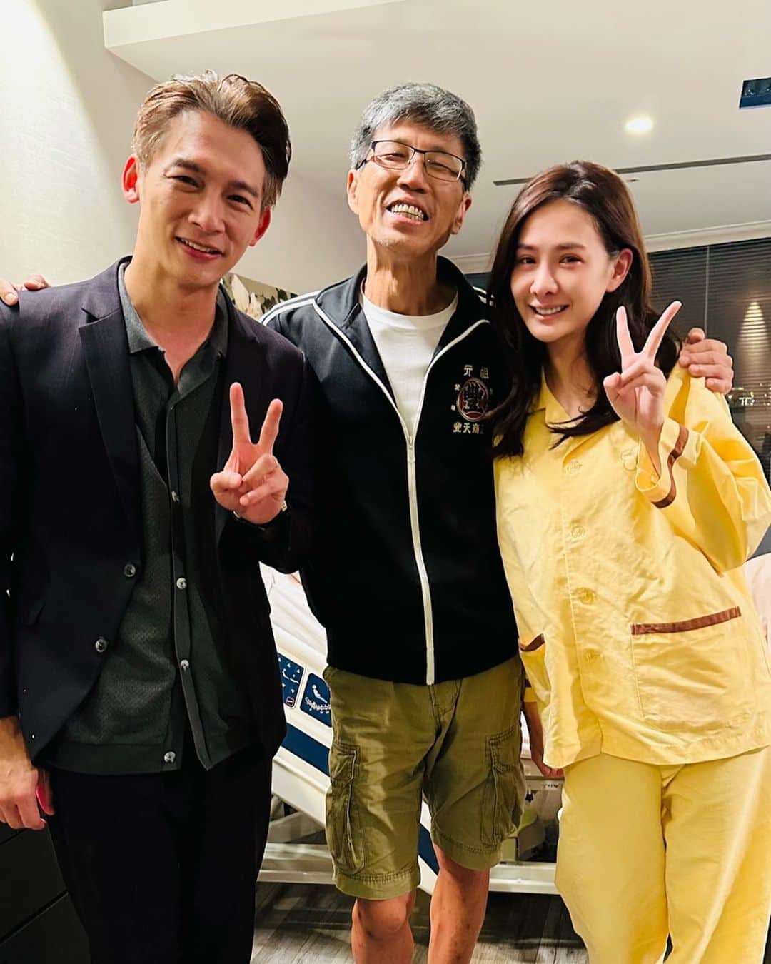 アンバー・アンのインスタグラム：「殺青了！永信蕙蘭下輩子一定要再相愛！😭   #謝謝明台導演 #開創者」