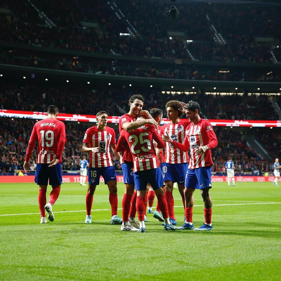 アクセル・ヴィツェルさんのインスタグラム写真 - (アクセル・ヴィツェルInstagram)「This team, this moment! @atleticodemadrid  Positive feeling after another victory, let’s keep pushing forward 💪🏽🔴⚪️ #AùpaAtleti」10月30日 21時22分 - axelwitsel28