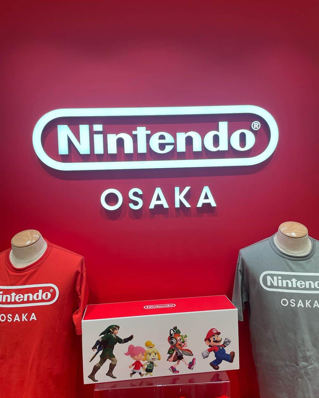 サム・ハミントンさんのインスタグラム写真 - (サム・ハミントンInstagram)「Hanging out the Nintendo store in Osaka. Loads of people here, as well as at the Pokemon store 오사카에 있는 닌텐도샵. 사람들은 정말 많네, 여기도 포케몬샵도」10月30日 21時25分 - samhammington