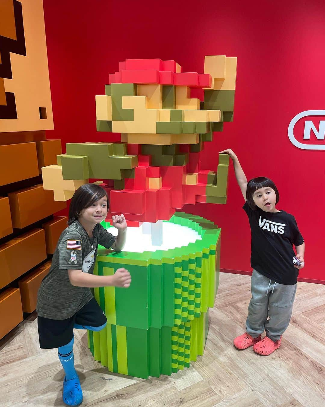 サム・ハミントンさんのインスタグラム写真 - (サム・ハミントンInstagram)「Hanging out the Nintendo store in Osaka. Loads of people here, as well as at the Pokemon store 오사카에 있는 닌텐도샵. 사람들은 정말 많네, 여기도 포케몬샵도」10月30日 21時25分 - samhammington