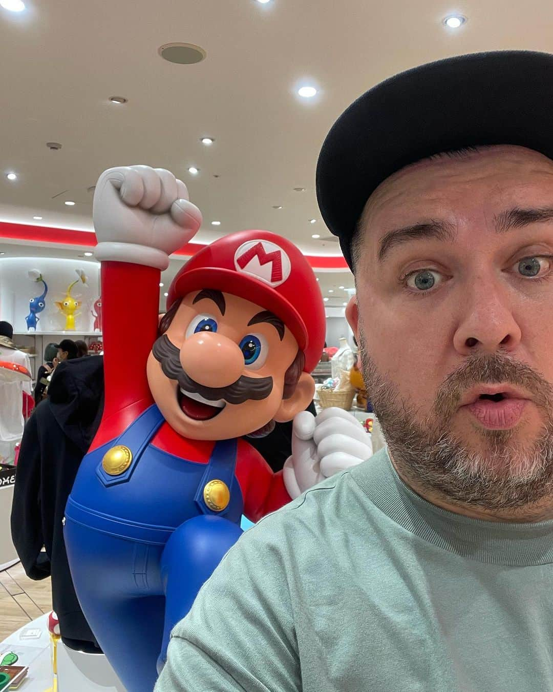 サム・ハミントンさんのインスタグラム写真 - (サム・ハミントンInstagram)「Hanging out the Nintendo store in Osaka. Loads of people here, as well as at the Pokemon store 오사카에 있는 닌텐도샵. 사람들은 정말 많네, 여기도 포케몬샵도」10月30日 21時25分 - samhammington