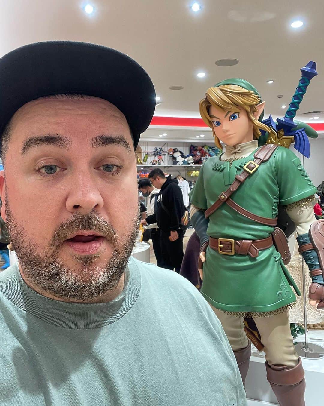 サム・ハミントンのインスタグラム：「Hanging out the Nintendo store in Osaka. Loads of people here, as well as at the Pokemon store 오사카에 있는 닌텐도샵. 사람들은 정말 많네, 여기도 포케몬샵도」