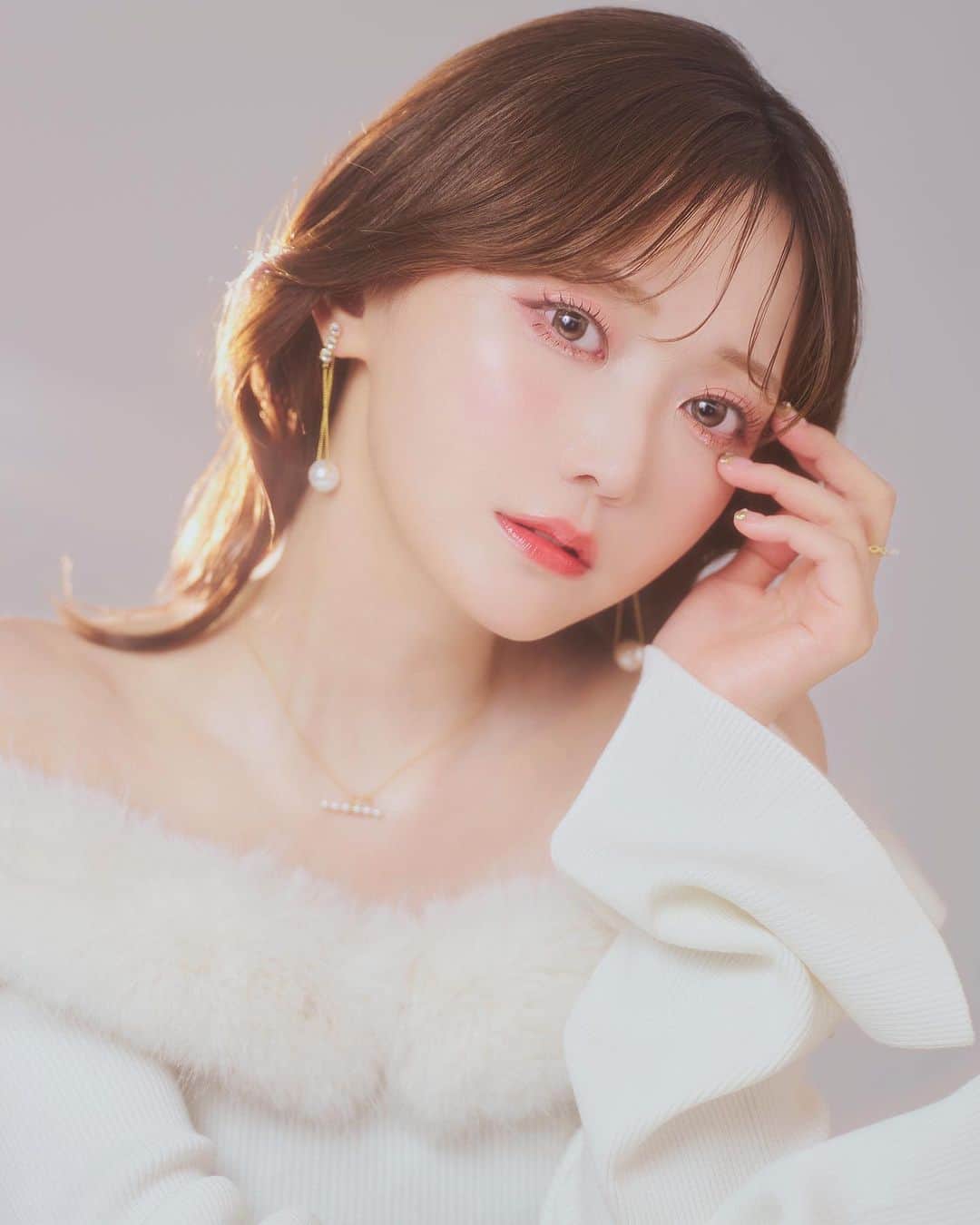 のインスタグラム：「我らがPECHEが開催している 一般撮影会🐻‍❄️わたしも体験してきました ⁡ @peche_photostudio の11月のテーマである ＂韓国photo studio＂のイメージで ヘアメイクとライティング組んでもらた🫶🏻 いつもよりきれいめつやつや~ どう？ ⁡ PECHEディレクションによる撮影が だれでも体験できるという試みらしいので 詳細は @peche_magazine をcheck🍑 ⁡ 衣装は持参した @crayme_official 新作🤍 ふわふわ白ニット×パールアクセで透明感意識 この白ニット初日即完しちゃったんだけど リクエスト多くて追加生産するのでちょとおまちを✌︎ ⁡ #PECHE #crayme」