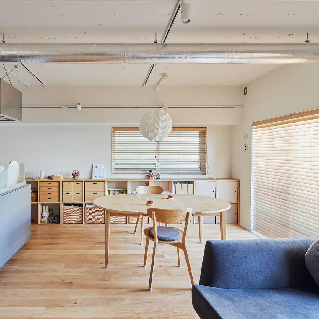 無印良品の家のインスタグラム：「【住まいの実例】 東京都豊島区「MUJI INF ILL０」 ・築年数：2000年 ・リノベーション完成年月：2022年１月 ・面積：66.68m² / 4階  東京都豊島区のマンションの一角にあるIさんご夫妻のお宅は、「MUJI INFILL 0」によってリノベーションされた住まいです。白を基調にした内装に、木製の家具やブラインドが映える、落ち着きのある雰囲気。 暮らしはじめて１年を過ぎたI様にお話を伺いました。  「穏やかな雰囲気のこのエリアが、とても気に入ったので『この街で、心地よく長く過ごせるような住まいで暮らしたい』と考えて、中古マンションを中心に探しはじめました。」  「以前の住まいで、最も気になったのが、日当たりの悪さだったこともあり『明るい住まい』になることを意識して、白を基調に、床材なども明るい色合いを選びました」（ご主人）  基本のコンセプトに加えて、随所にそれぞれの希望を組み込んでいきました。  「キッチンは、憧れだったアイランド式にしました。シンクも広めで、気持ちよく料理ができる点が気に入っています。担当の方からのご提案を参考に、キッチンの色味はグレーにしました。家電の色とのバランスを考慮したのですが、見た目がすっきりした上に、統一感も出ました」（奥さま）  「窓の多い住まいですが、外からの音はほとんど気になりませんし、エアコンも1台稼働させるだけで、暑い時期や寒い時期も住まい全体が適度な温度に保たれているので、どこにいても快適に過ごせています」  2023.5.9公開住まいの実例『「これでいい」というコンセプトの住まいだからこそ、心地よく暮らせています』より  詳しくはプロフィールハイライトか、「無印良品の家」HPをご覧ください。  @mujihouse  #無印良品のリノベーション #無印良品 #リノベーション #muji #mujihouse #room #roomtour #リノベ #家づくり #施工事例集 #中古マンションリノベーション #キッチンインテリア #リビングインテリア #リビングダイニング #リビング収納 #快適な家」