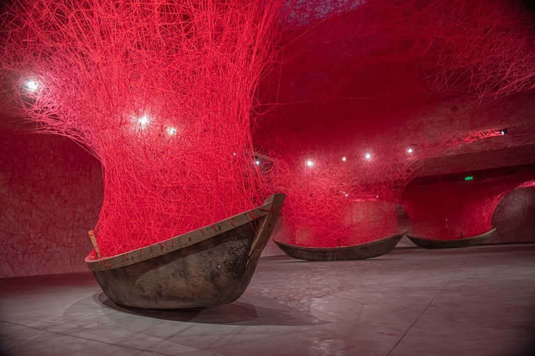 塩田千春のインスタグラム：「Exhibition images of the solo exhibition "A Tide of Emotions" currently on view at Vincom Center for Contemporary Art @vccavietnam  After passing the entrance, the visitor is engulfed by a sea of red yarn. The installation represents our journey in life. Ships have always represented aspects of our life. They carry people but also time. The old Vietnamese boats have accumulated the memories and experiences of the past.   Exhibition dates: Open until March 31, 2024  For more information visit:  http://vccavietnam.com/en/quota-tide-of-emotionsquot-exhibition-by-artist-chiharu-shiota   Photos by The Quang Do  #exhibition #installation #atideofemotions #journey #VCCA #vietnam #hanoi #connection #sea #art #contemporaryart #exhibitionimages #soloshow #2023」