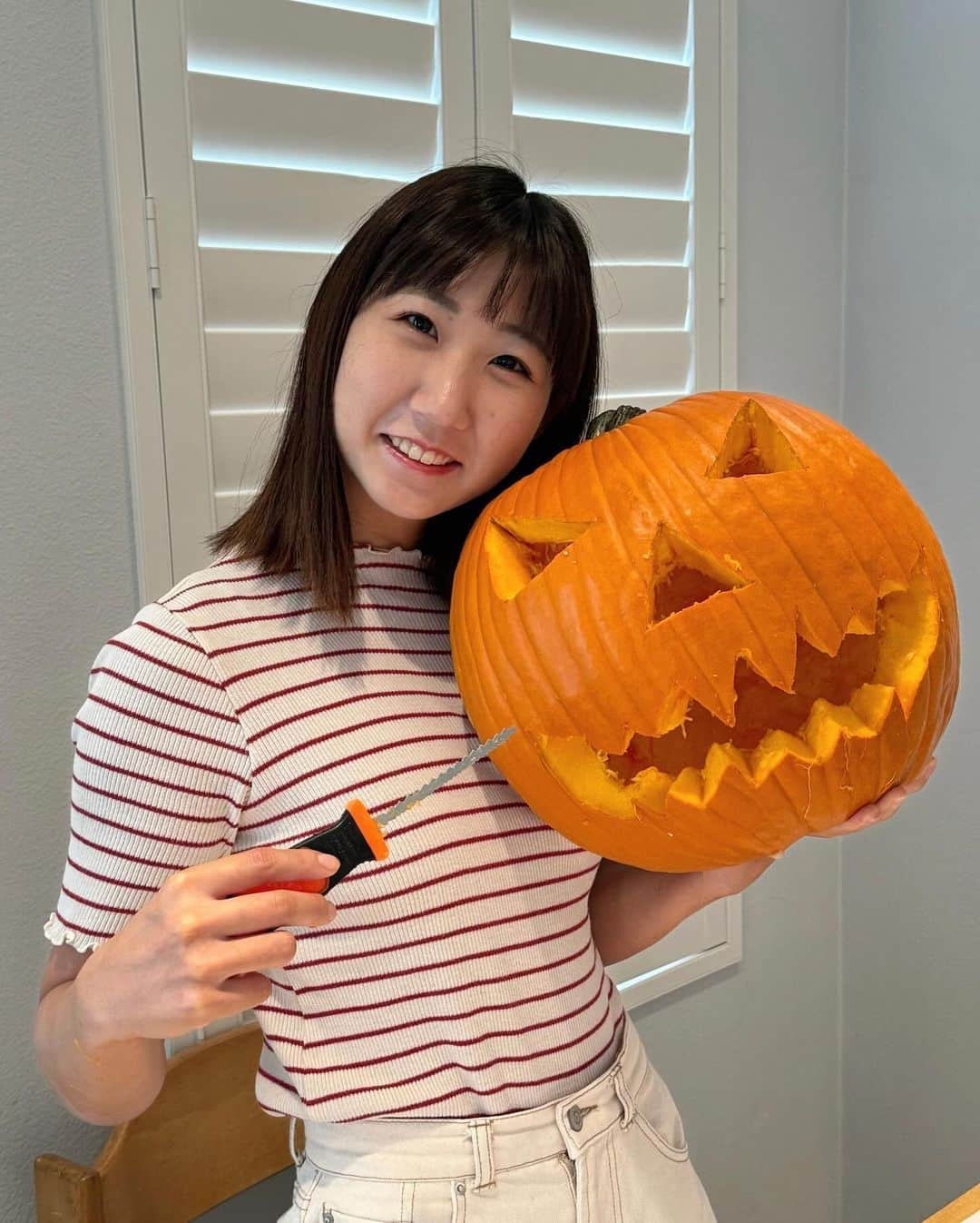 尾上彩のインスタグラム：「pumpkin carving🎃🕯 マーキングして種出してくりぬいて…！ずっとやってみたかったから嬉しかった😆 ・ ・ ・ #halloween #pumpkin #pumpkincarving #ハロウィン #ジャックオーランタン」